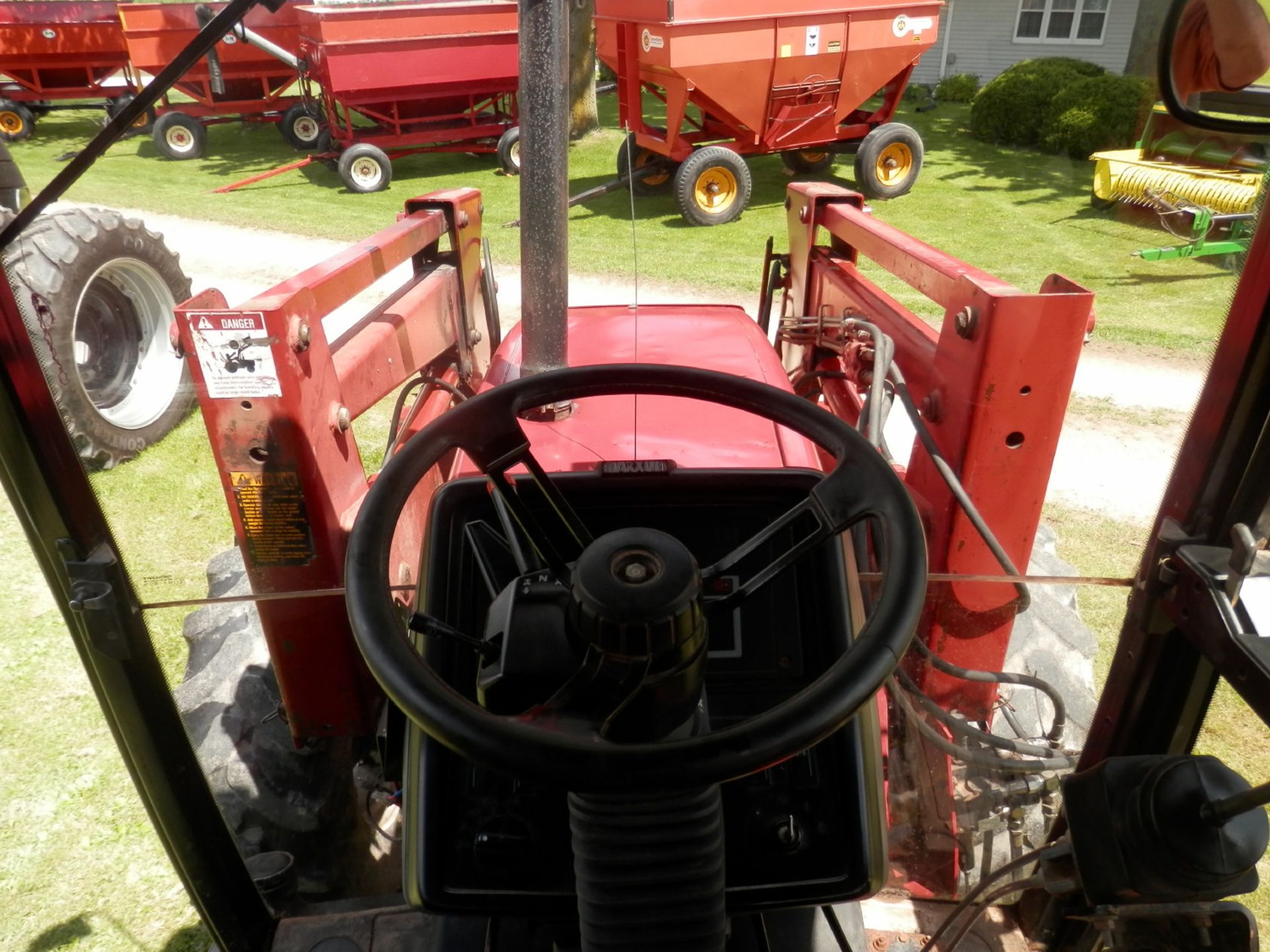 CASE IH 5250 MAXXUM MFWD TRACTOR w/CIH QT 520 LOADER - Image 8 of 10