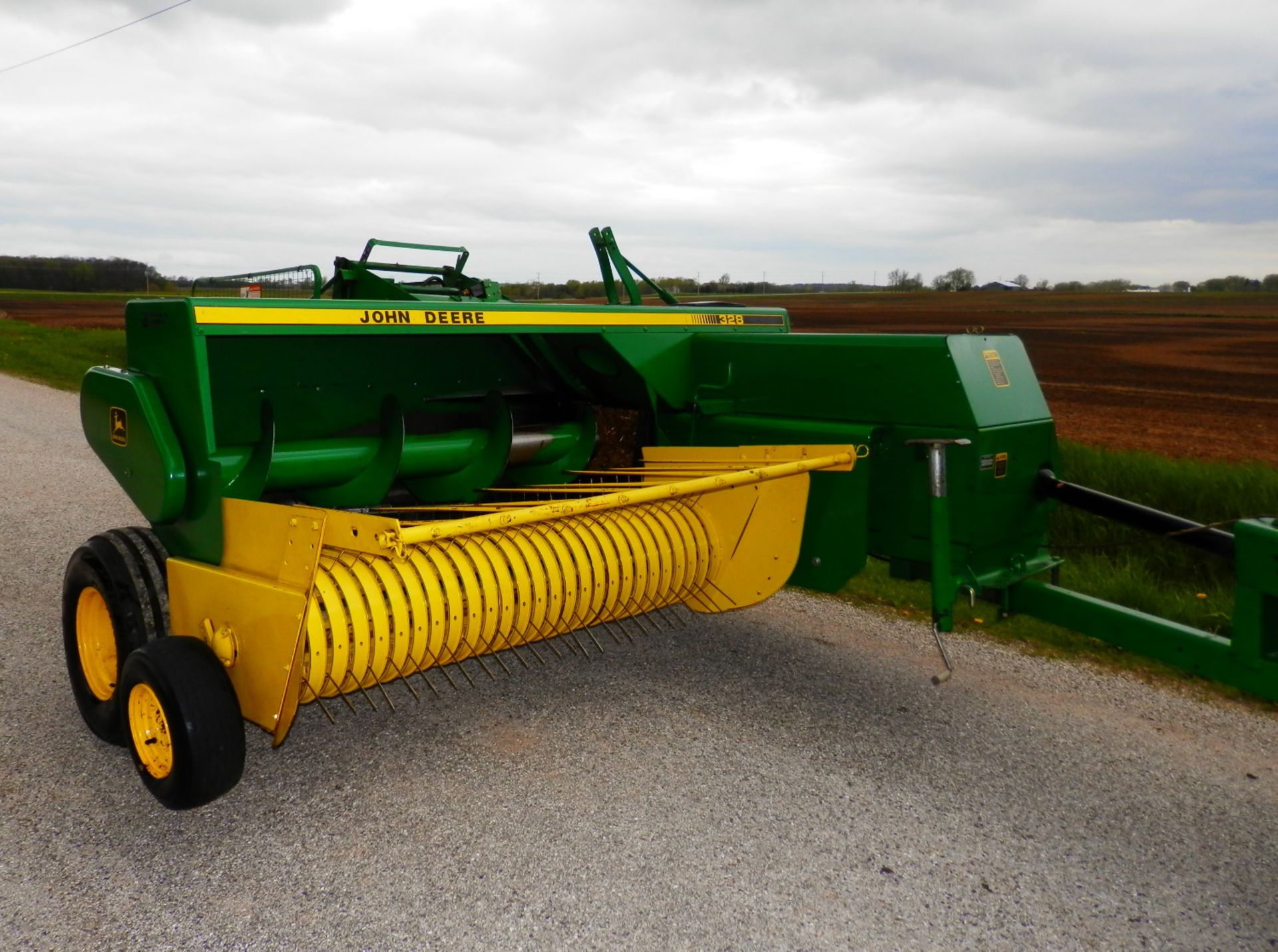 JOHN DEERE 328 SMALL SQUARE BALER