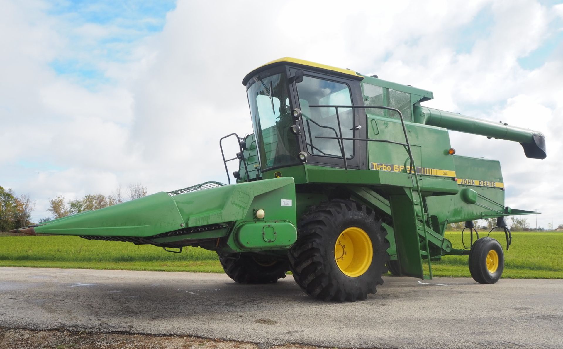 JD 6620 HYDRO COMBINE w/JD 213 GRAIN PLATFORM & JD 6RN CORNHEAD - Image 5 of 32