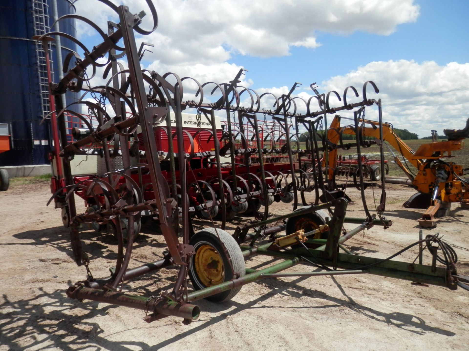 JOHN DEERE 20' C SHANK HYD LIFT CART HARROW