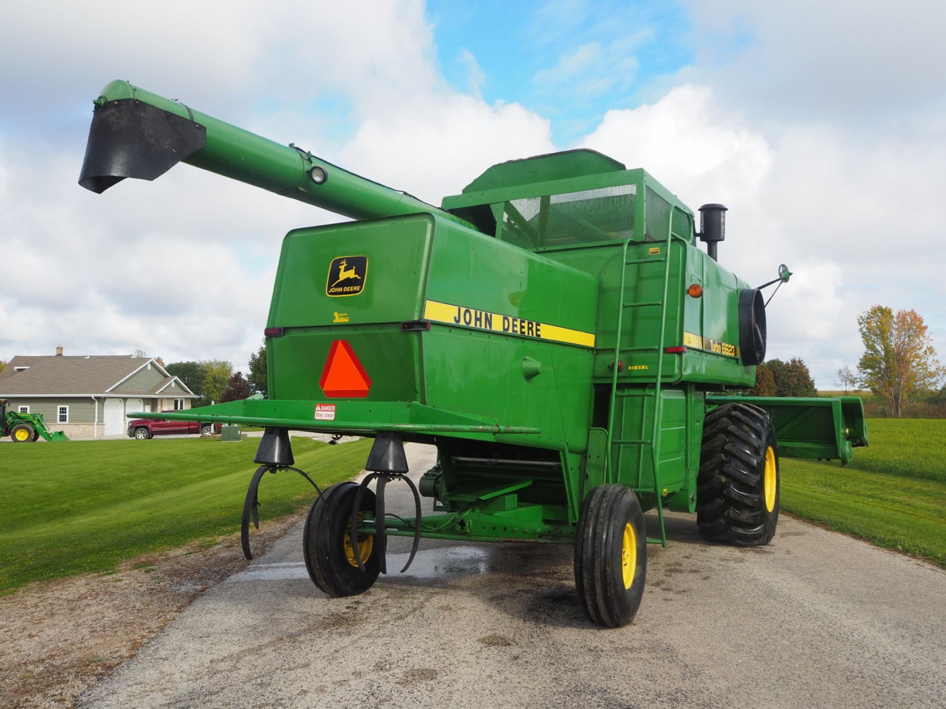 JD 6620 HYDRO COMBINE w/JD 213 GRAIN PLATFORM & JD 6RN CORNHEAD - Image 7 of 32