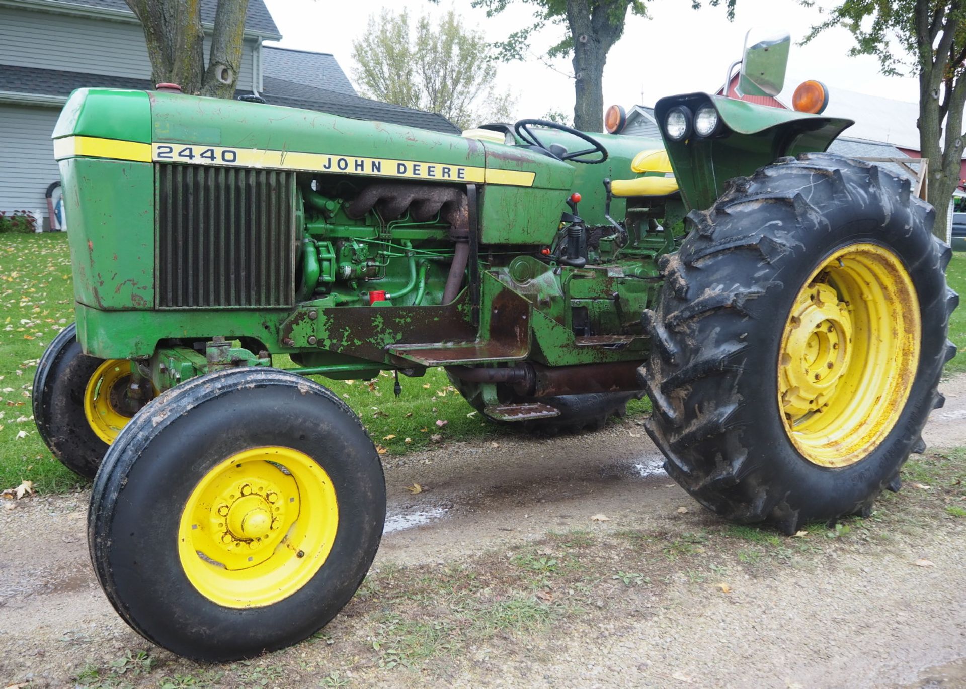 JD 2440 DSL. UTILITY TRACTOR - Image 2 of 8