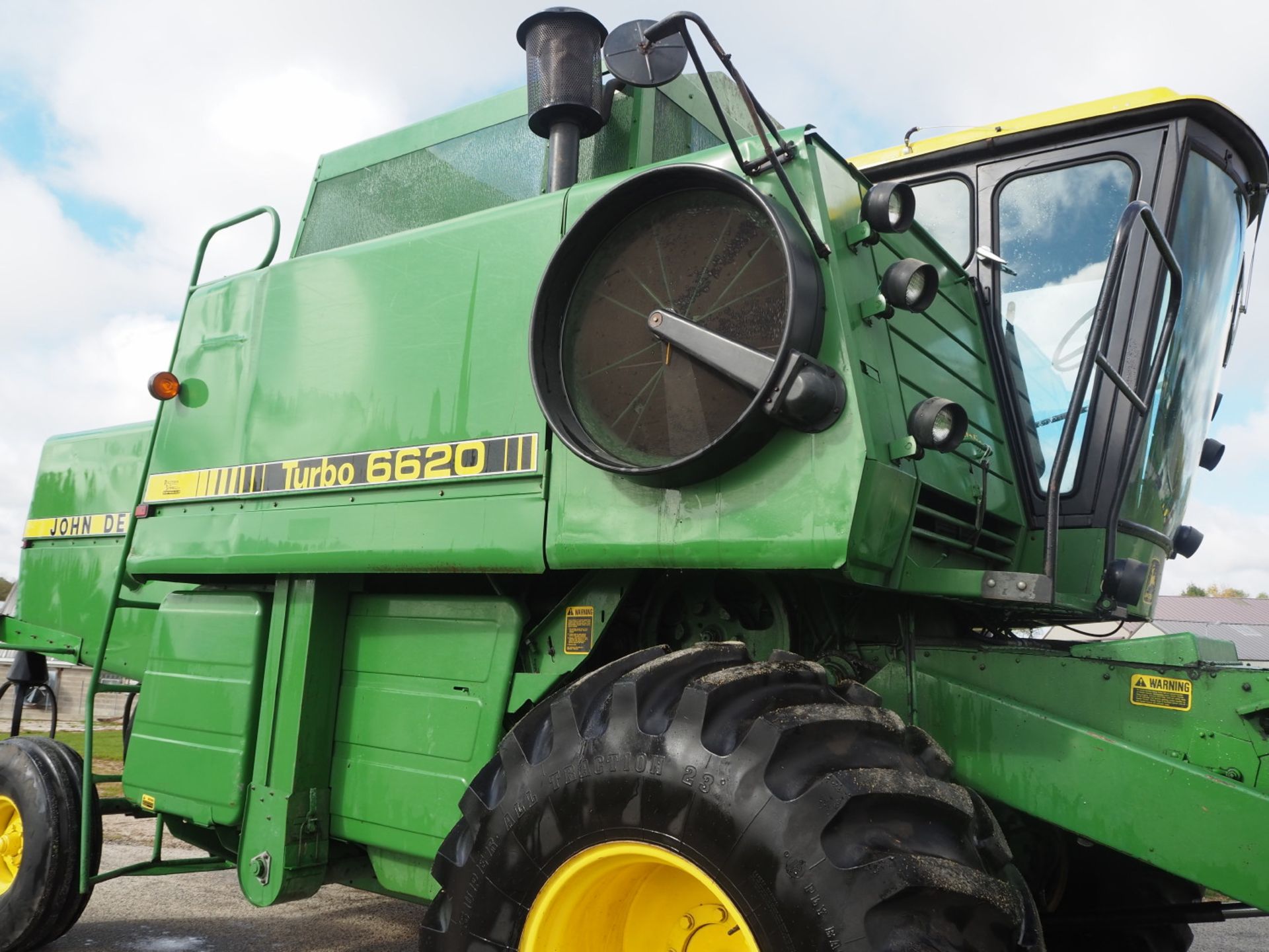 JD 6620 HYDRO COMBINE w/JD 213 GRAIN PLATFORM & JD 6RN CORNHEAD - Image 16 of 32