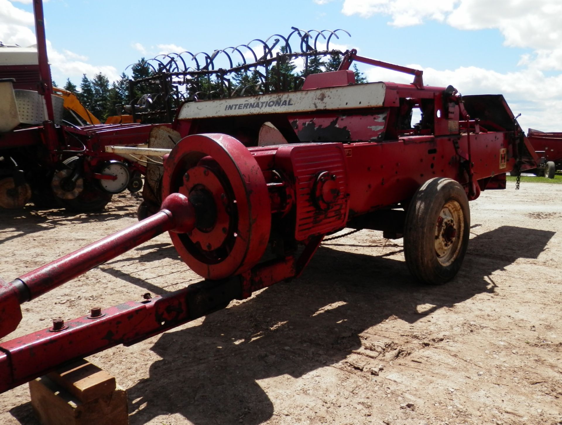 IH 430 SMALL SQUARE CHUTE BALER - Image 2 of 6