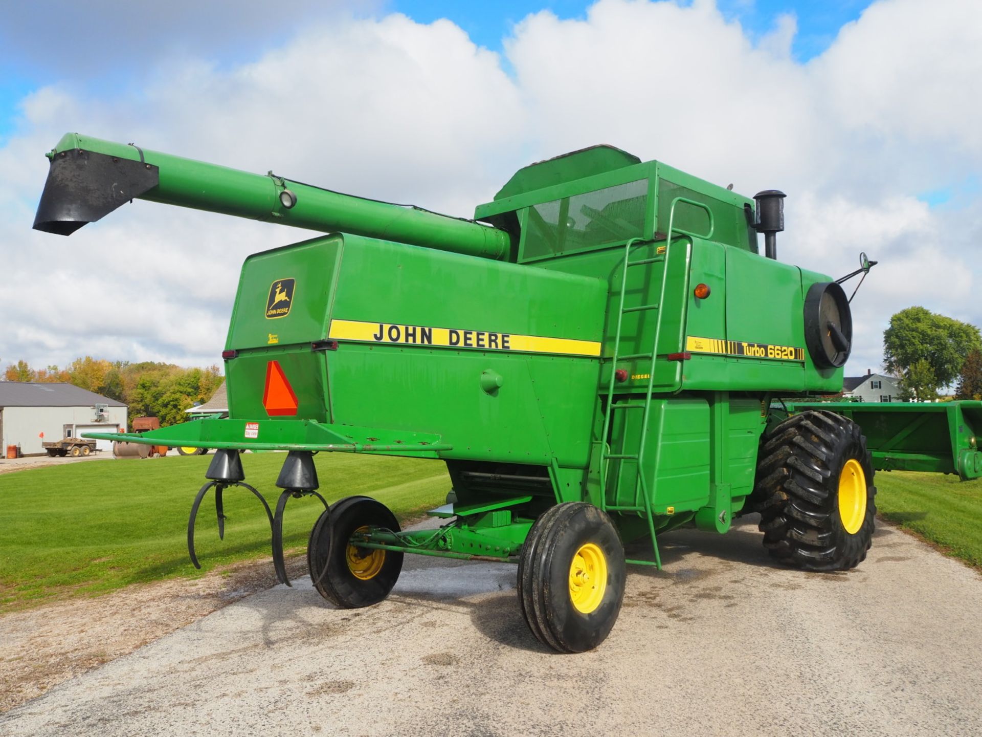 JD 6620 HYDRO COMBINE w/JD 213 GRAIN PLATFORM & JD 6RN CORNHEAD - Image 6 of 32