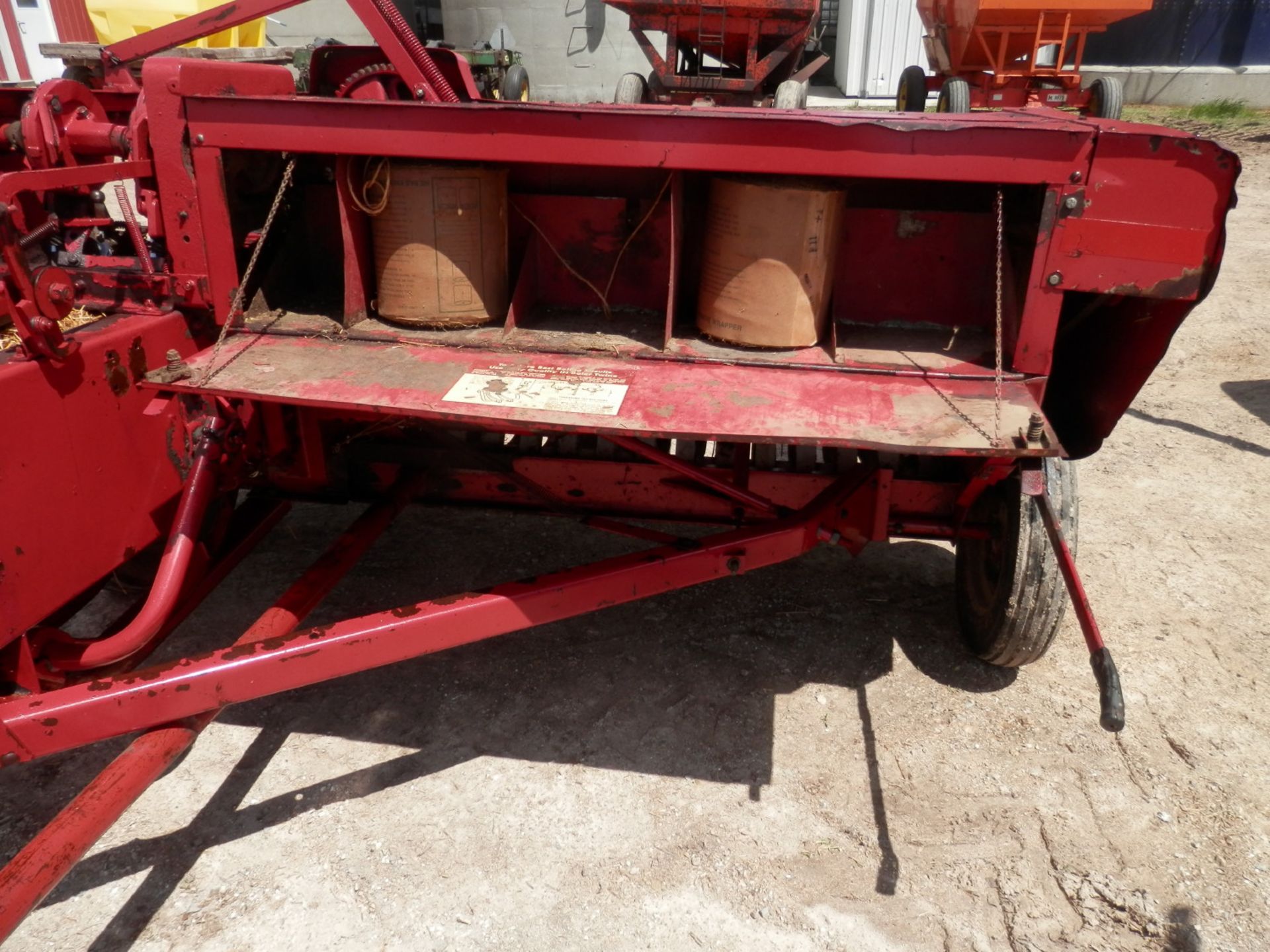 IH 430 SMALL SQUARE CHUTE BALER - Image 5 of 6