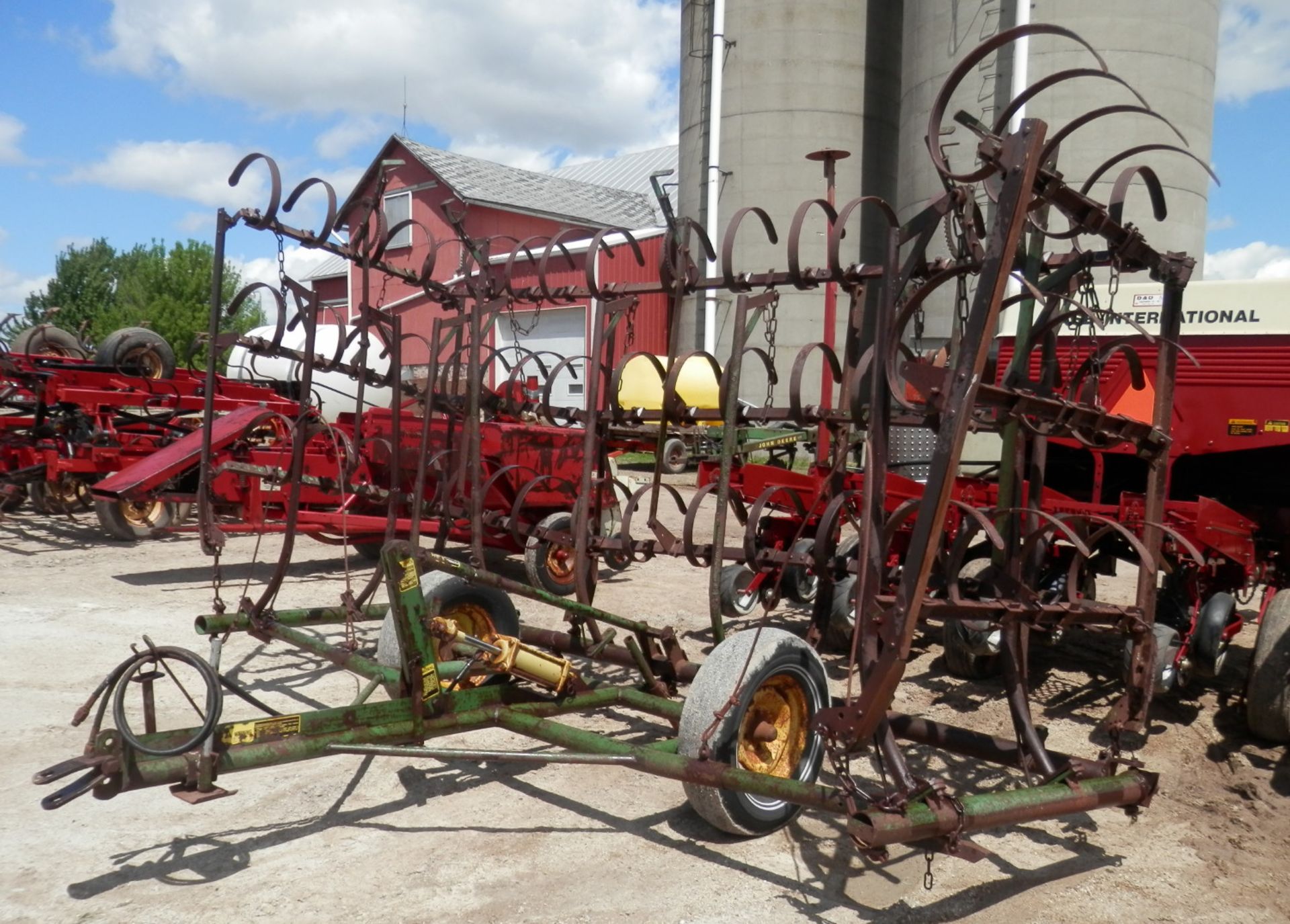 JOHN DEERE 20' C SHANK HYD LIFT CART HARROW - Image 2 of 3