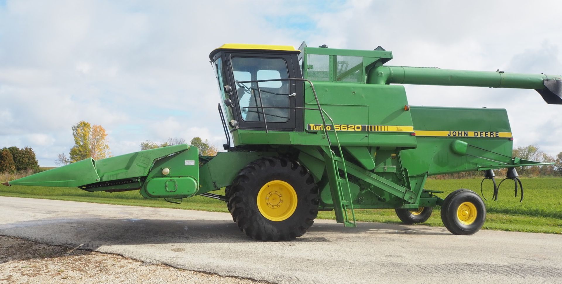 JD 6620 HYDRO COMBINE w/JD 213 GRAIN PLATFORM & JD 6RN CORNHEAD - Image 4 of 32