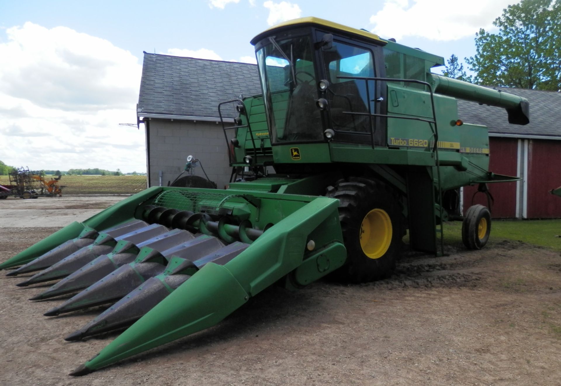 JD 6620 HYDRO COMBINE w/JD 213 GRAIN PLATFORM & JD 6RN CORNHEAD - Image 29 of 32