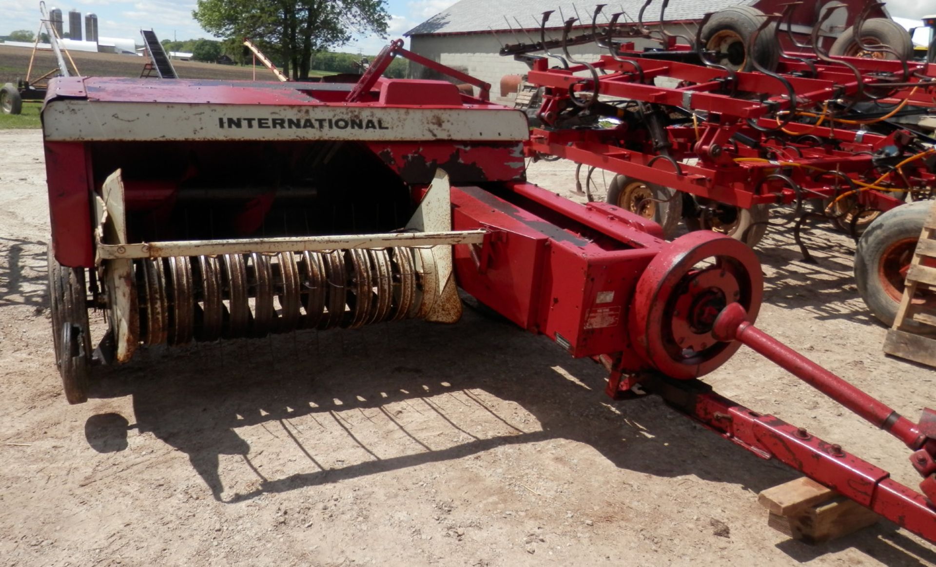 IH 430 SMALL SQUARE CHUTE BALER