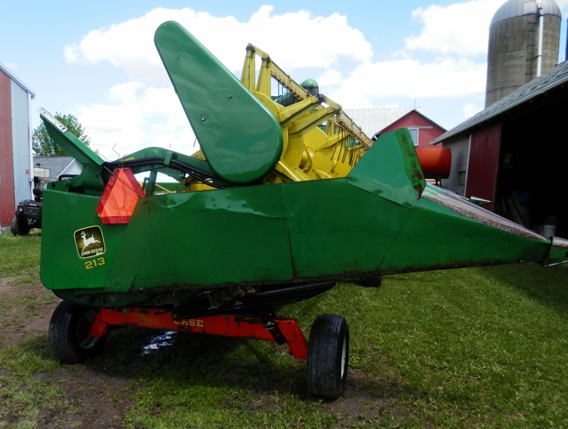 JD 6620 HYDRO COMBINE w/JD 213 GRAIN PLATFORM & JD 6RN CORNHEAD - Image 25 of 32