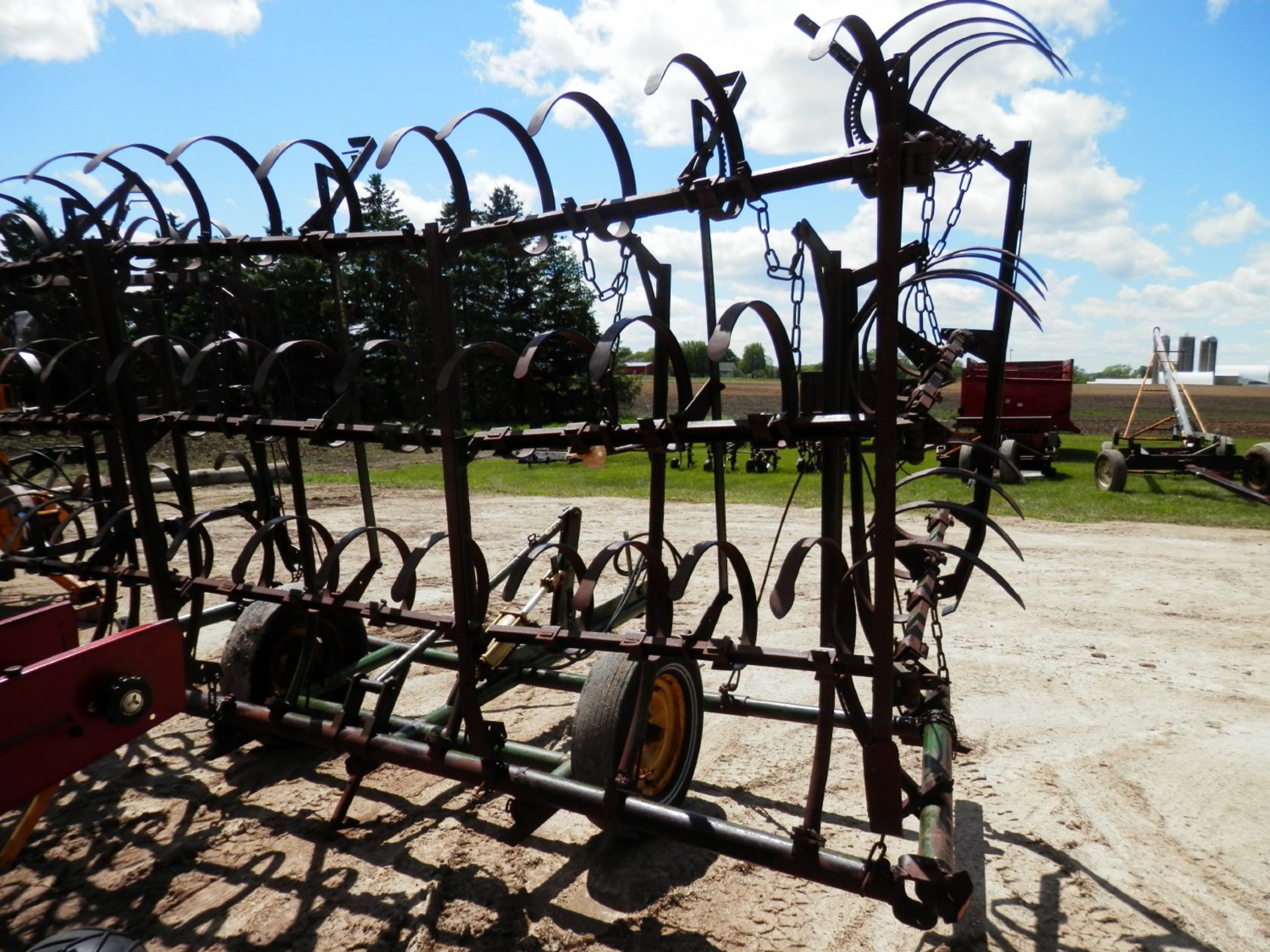 JOHN DEERE 20' C SHANK HYD LIFT CART HARROW - Image 3 of 3