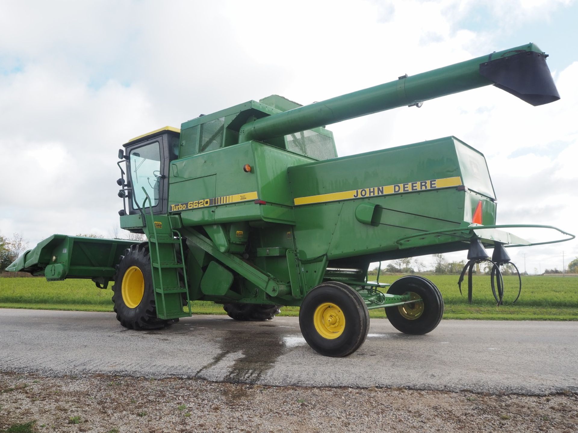 JD 6620 HYDRO COMBINE w/JD 213 GRAIN PLATFORM & JD 6RN CORNHEAD - Image 9 of 32