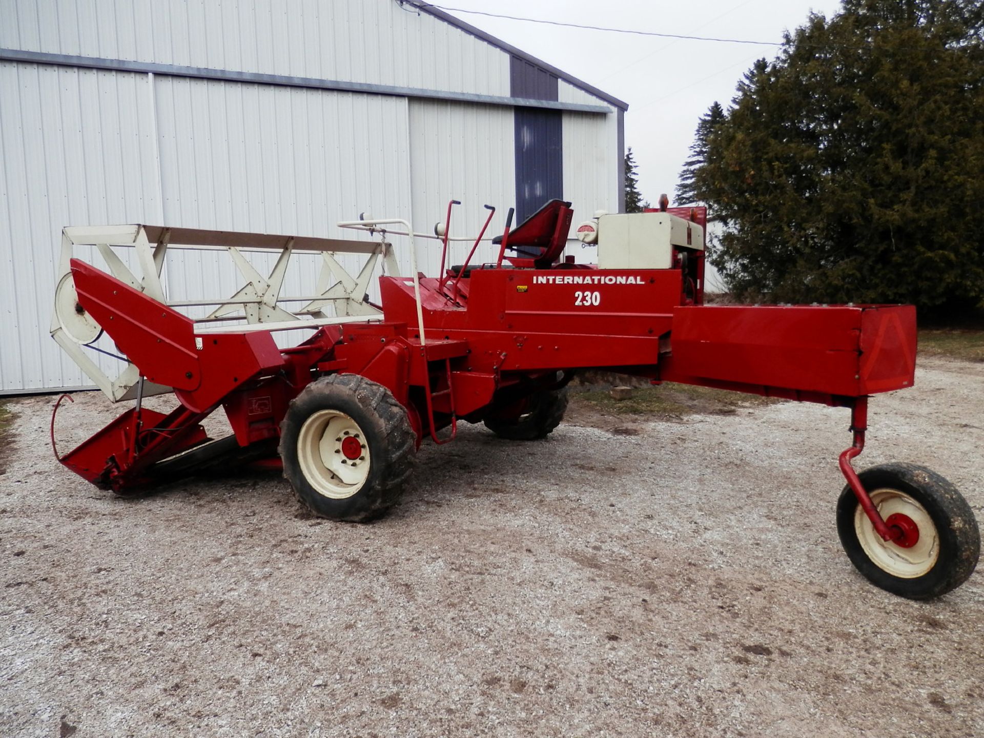 INTERNATIONAL 230 SP SWATHER - Image 3 of 10