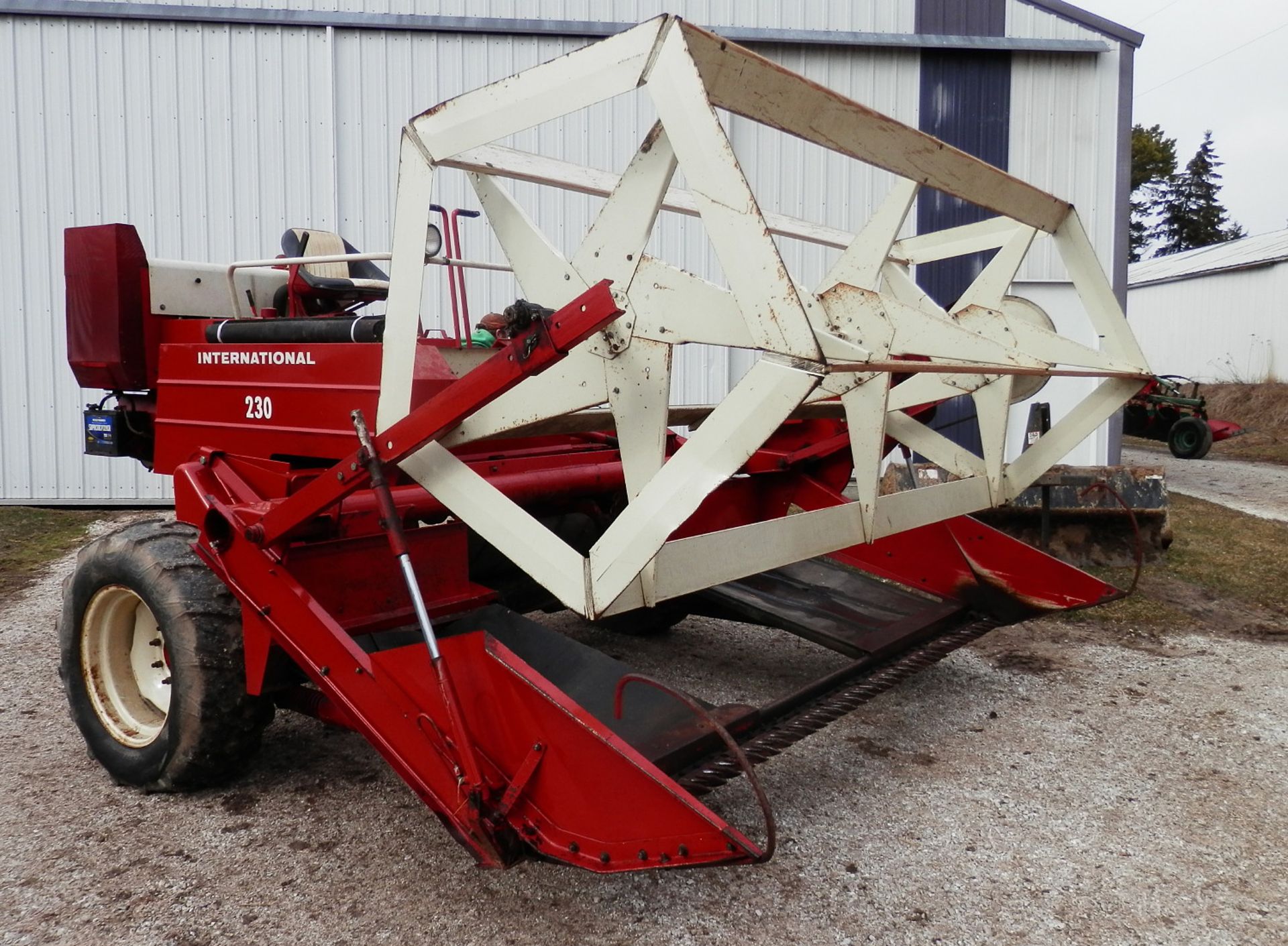 INTERNATIONAL 230 SP SWATHER