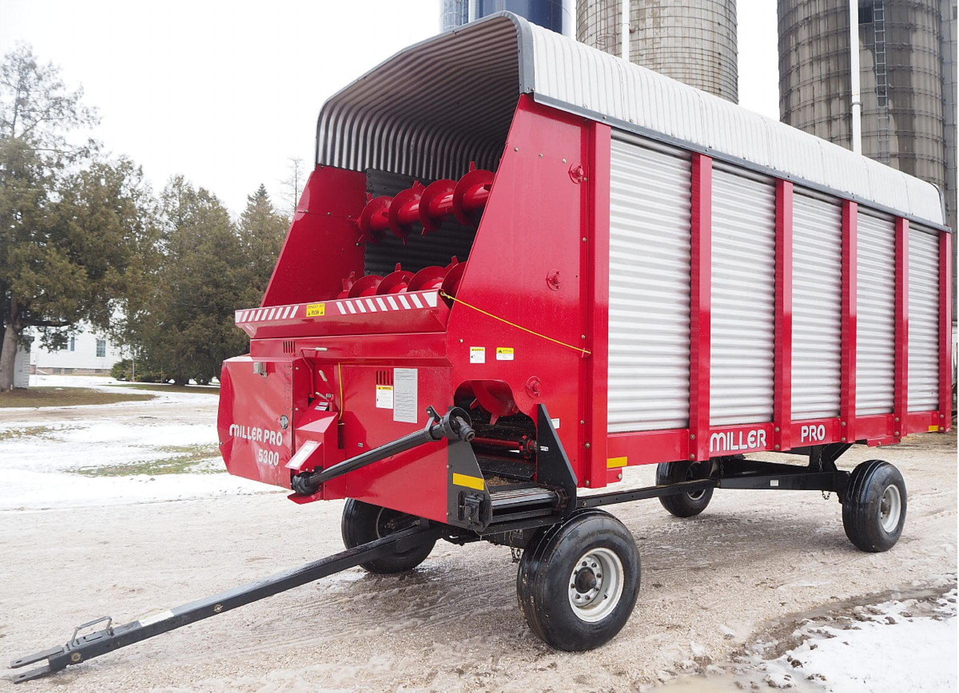 MILLER PRO 5300 18' LH FORAGE WAGON - Image 3 of 6