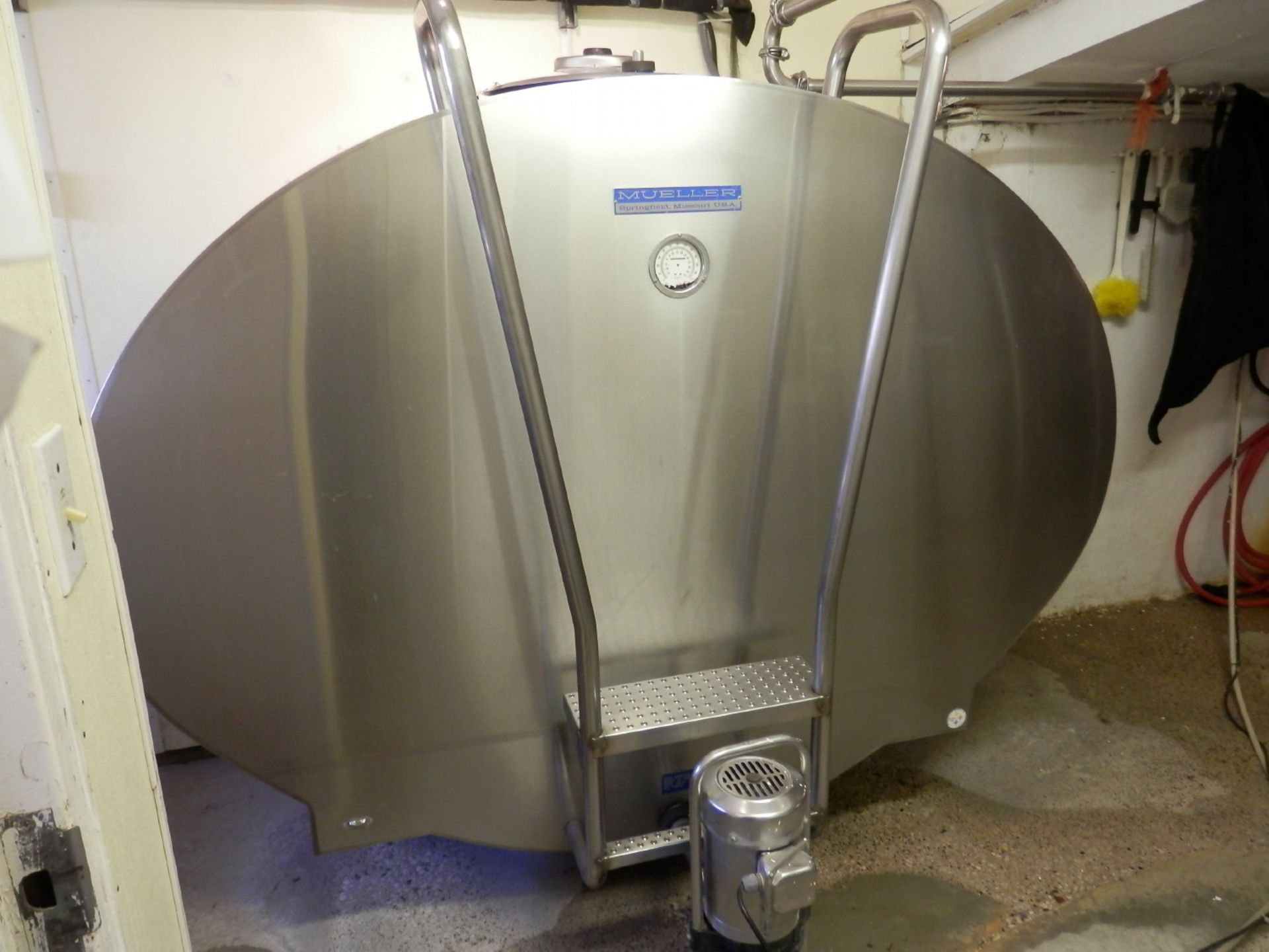 MUELLER MDL OE 1600 GAL BULK MILK COOLER