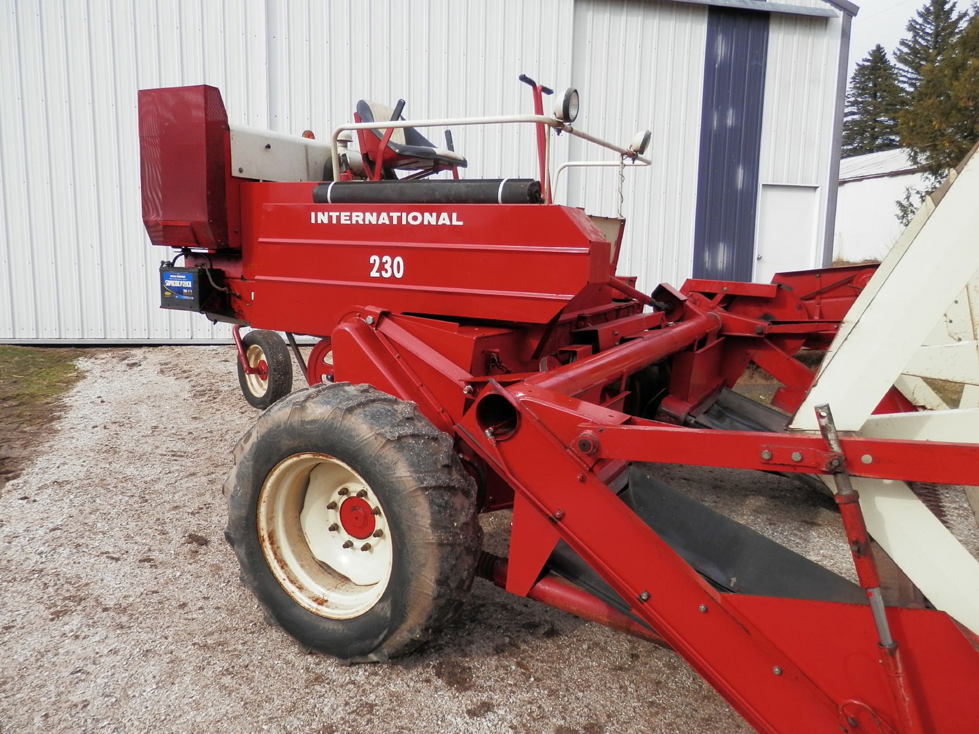 INTERNATIONAL 230 SP SWATHER - Image 5 of 10