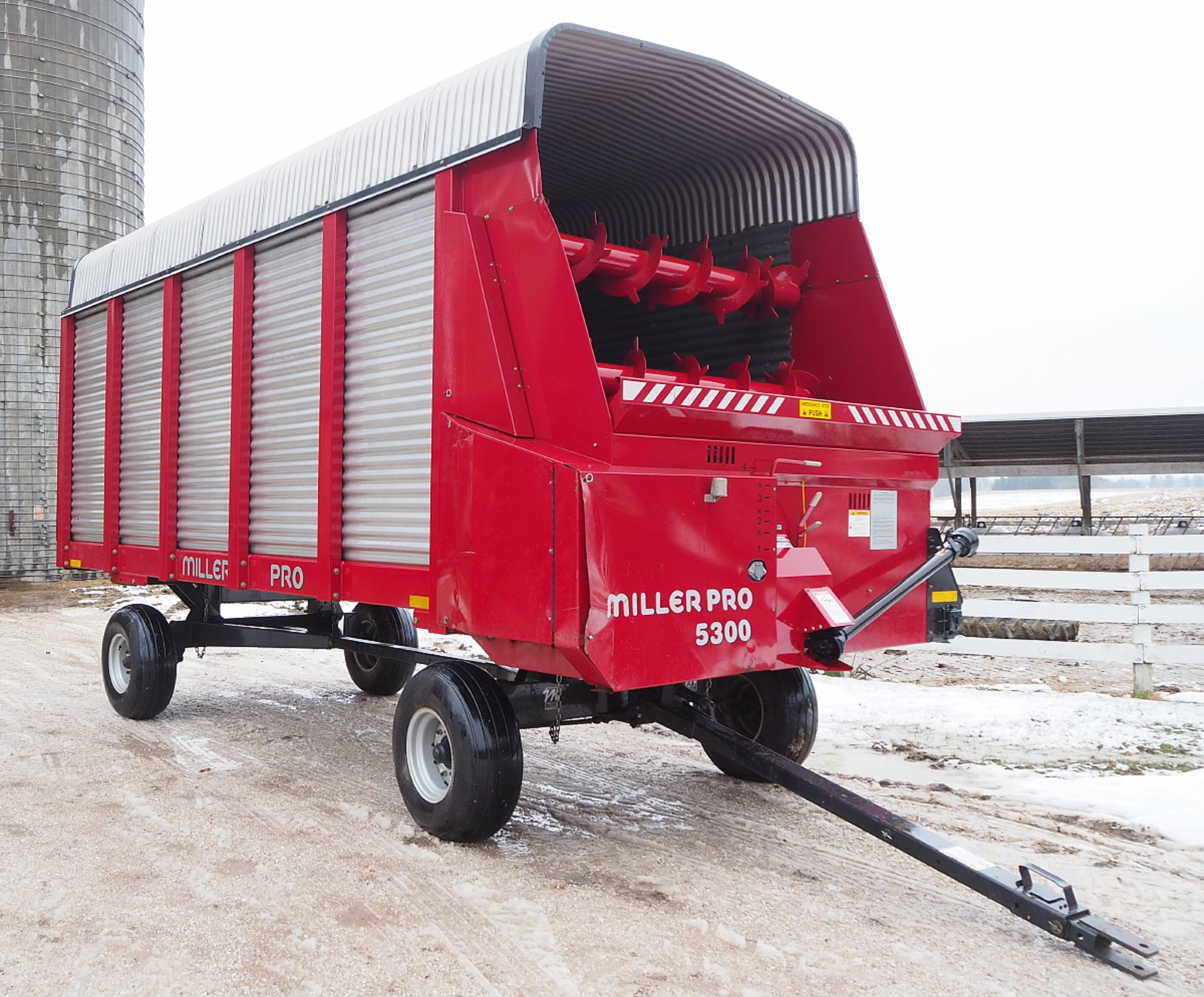 MILLER PRO 5300 18' LH FORAGE WAGON - Image 2 of 6