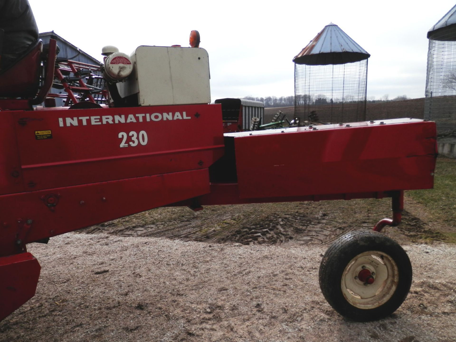 INTERNATIONAL 230 SP SWATHER - Image 6 of 10