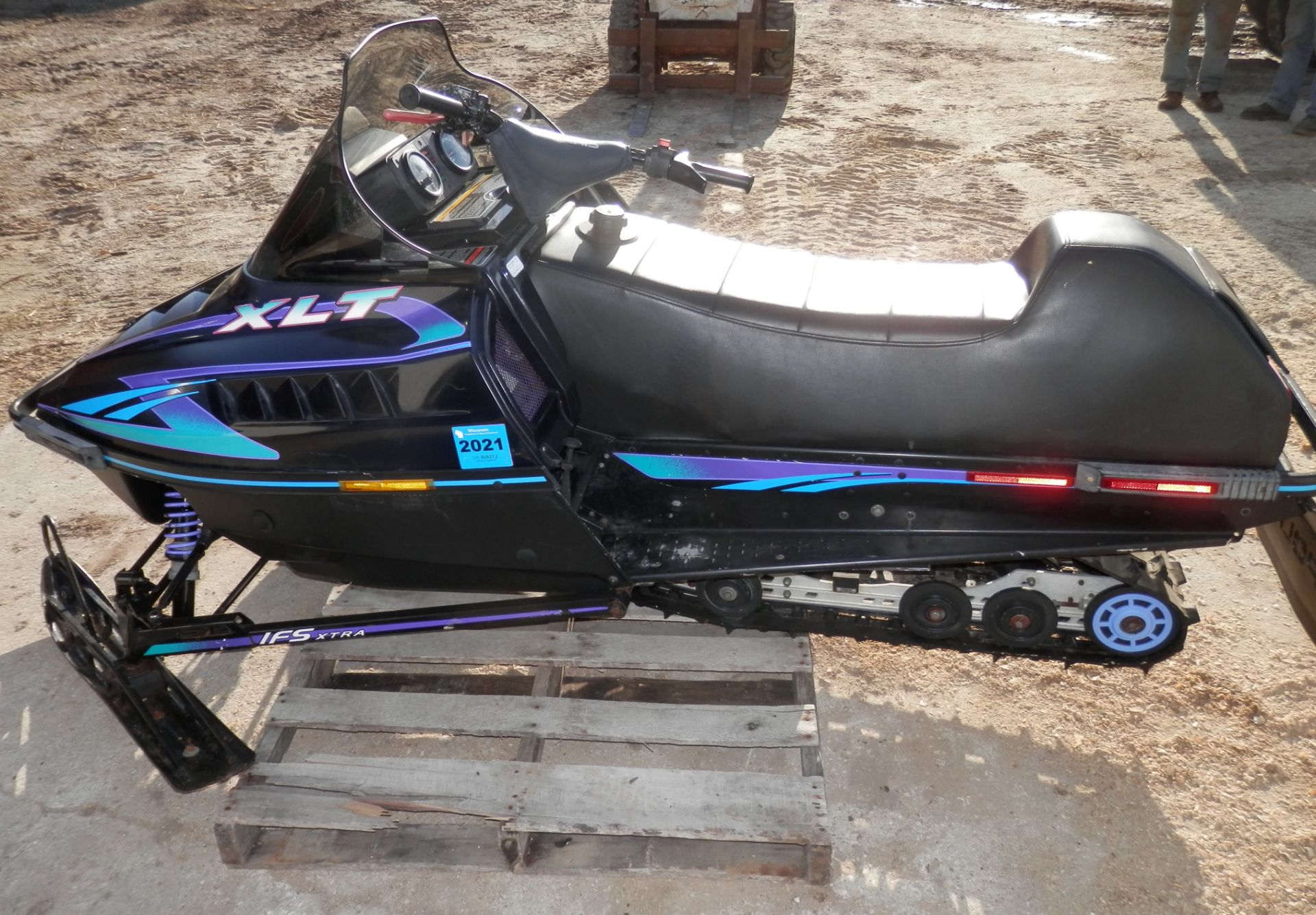 POLARIS INDY SNOWMOBILE - Image 3 of 11