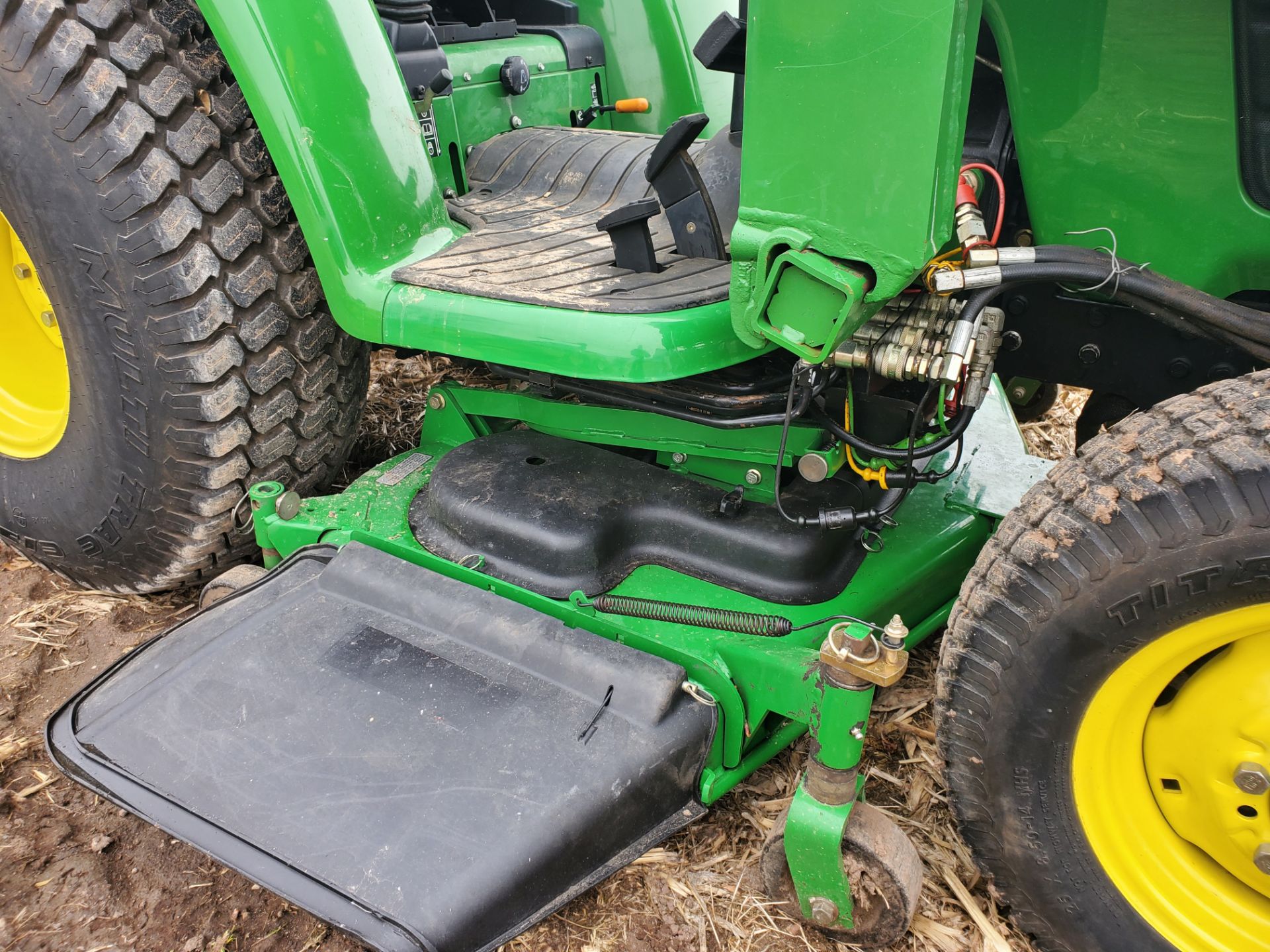 JOHN DEERE 4200 HST MFWD COMPACT TRACTOR W/JD 420 LOADER - Image 5 of 6