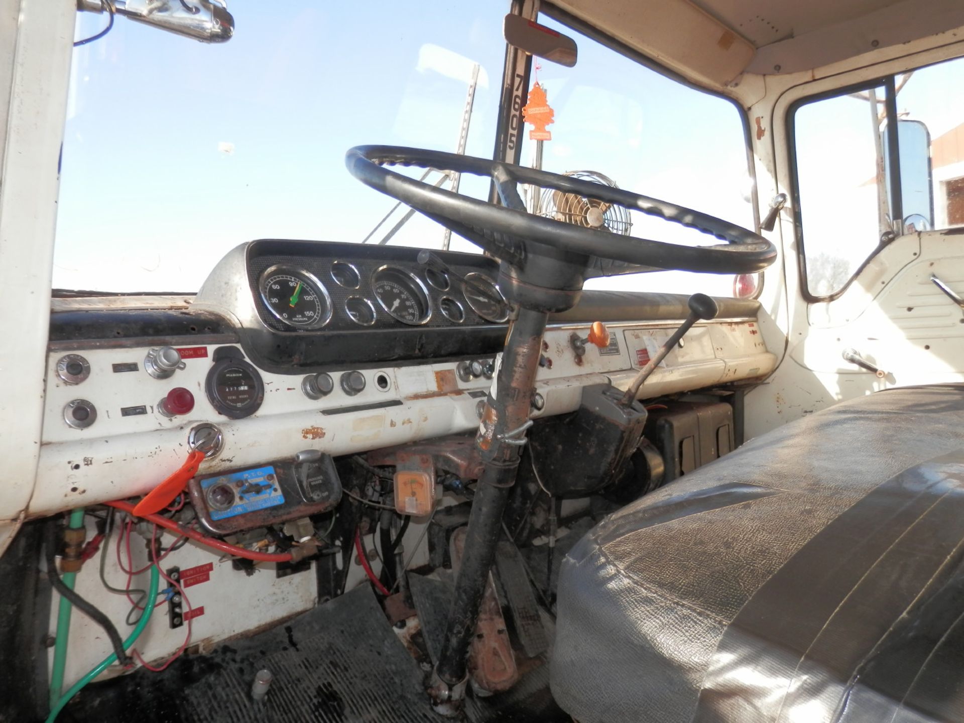 1975 FORD C900 CUSTOM GRAIN TRUCK - Image 11 of 16