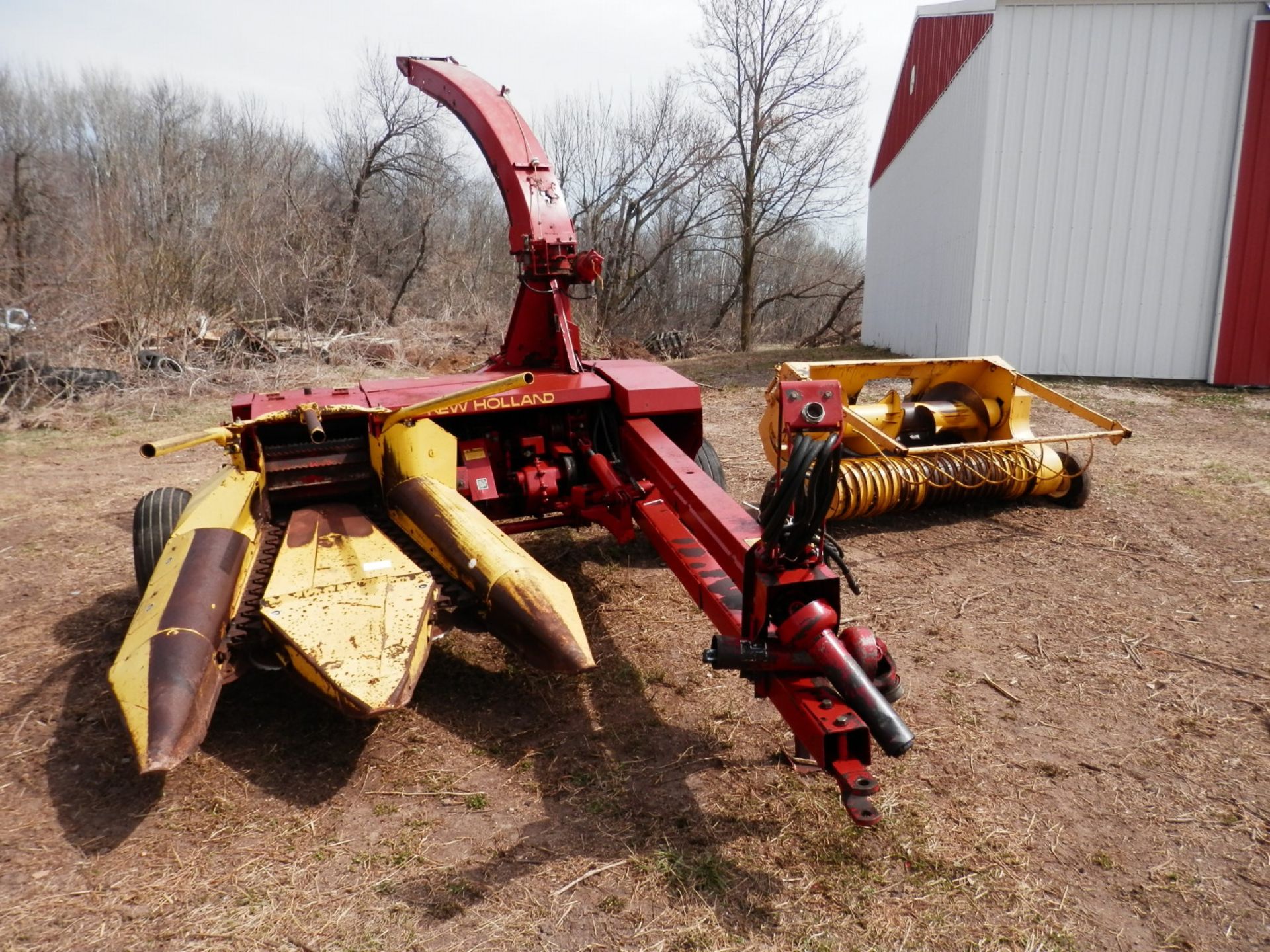 NEW HOLLAND 790 FORAGE CHOPPER w/HAY & CORN HEADS - Image 2 of 12