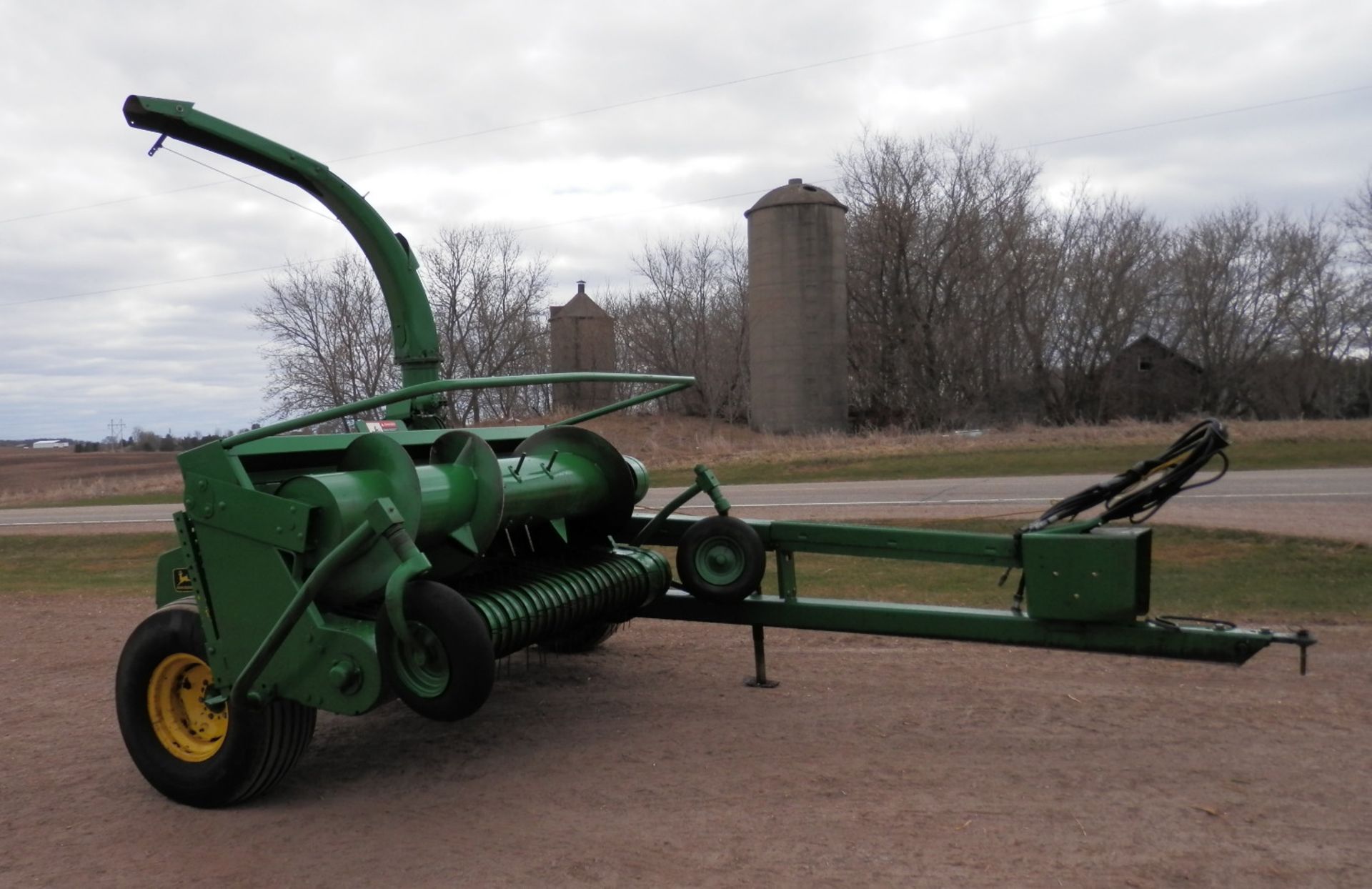 JOHN DEERE 3950 FORAGE CHOPPER W/HAY HEAD - Image 4 of 6