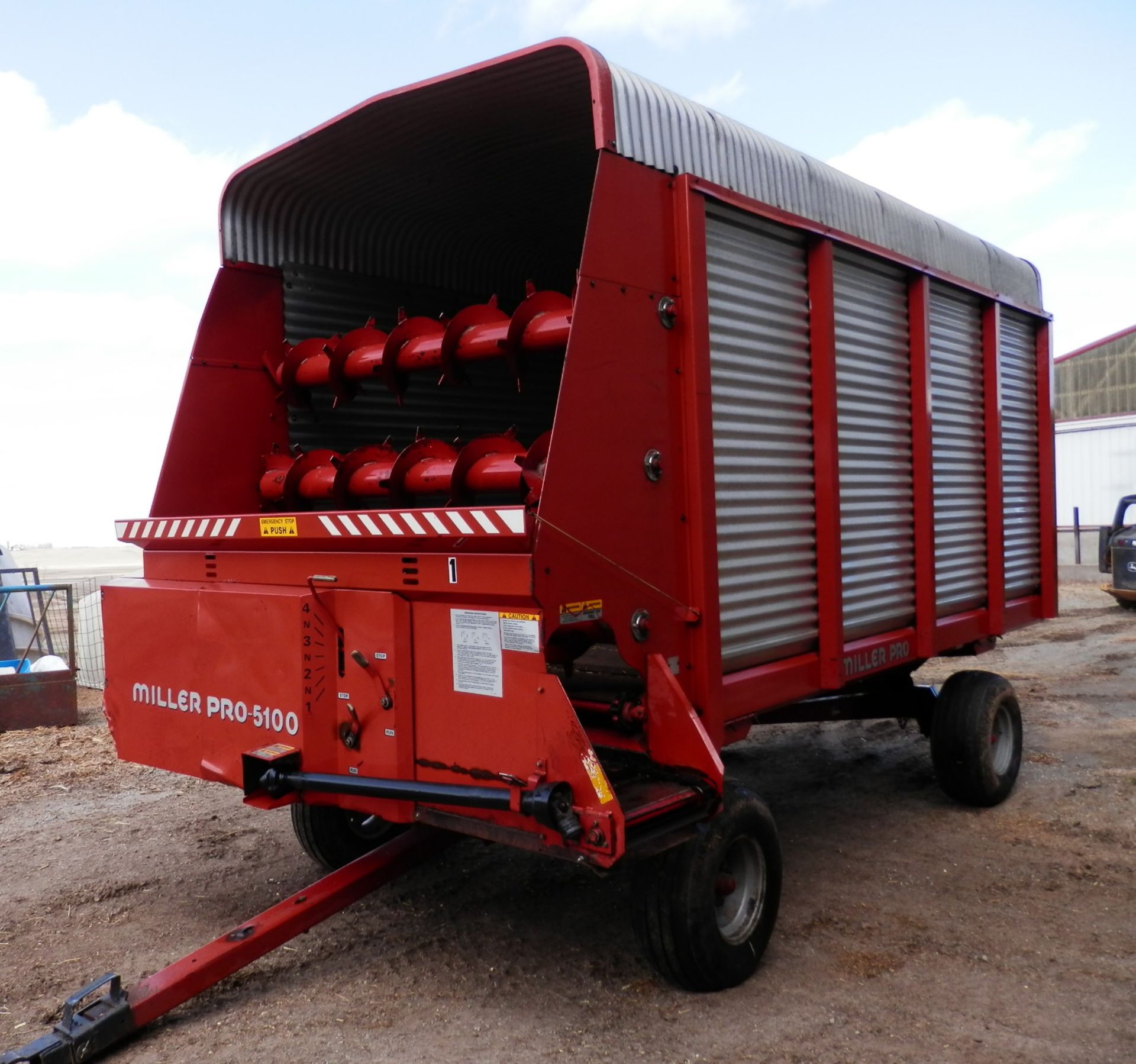 MILLER PRO 5100 16' LH FORAGE WAGON