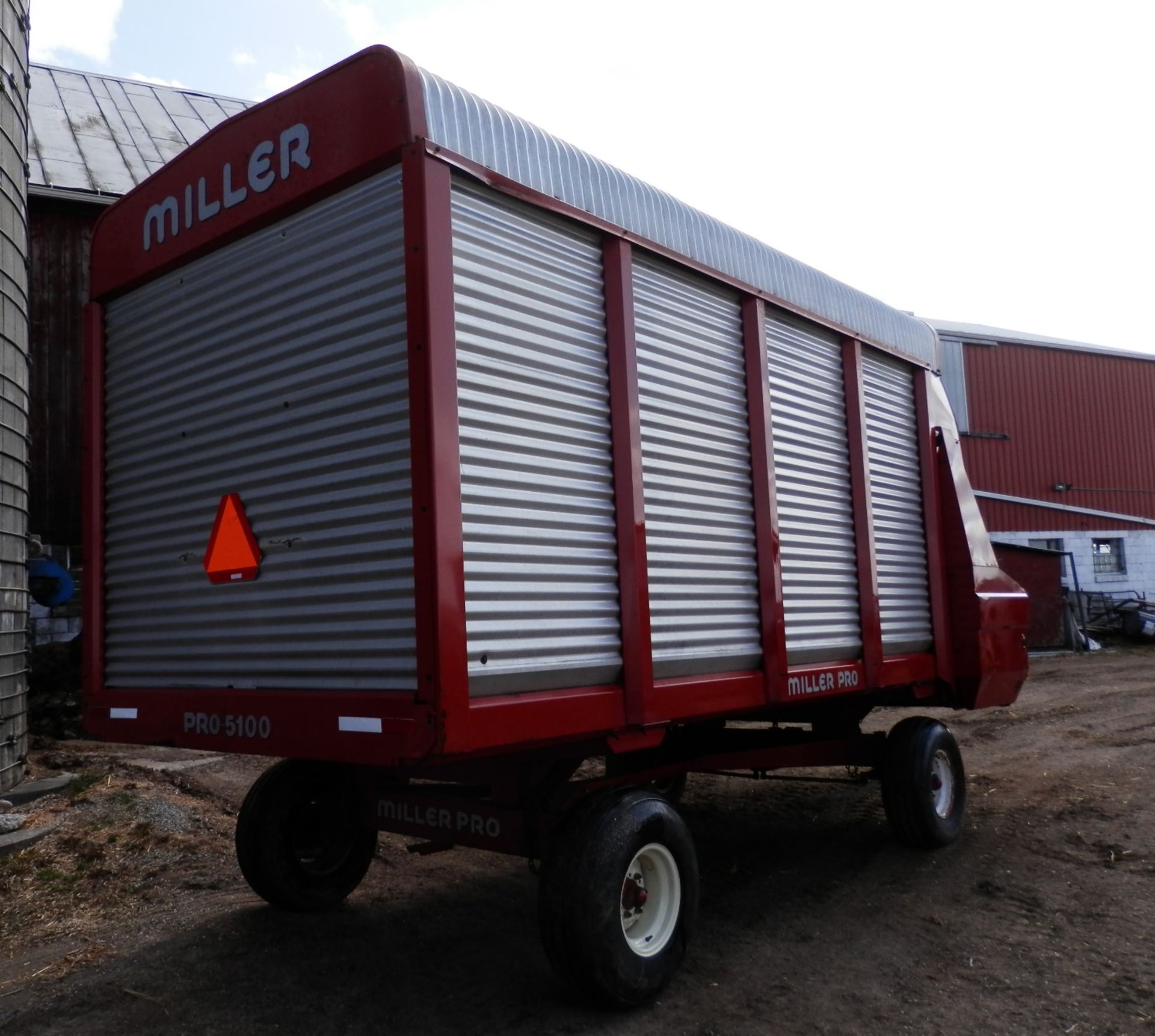 MILLER PRO 5100 16' LH FORAGE WAGON - Image 4 of 7