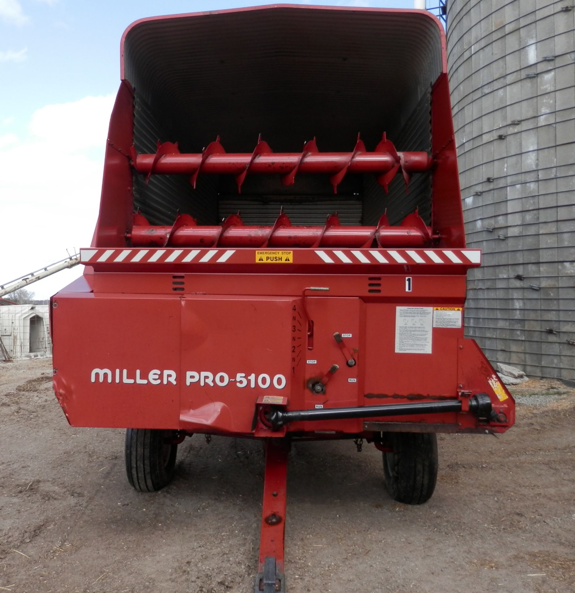 MILLER PRO 5100 16' LH FORAGE WAGON - Image 2 of 7