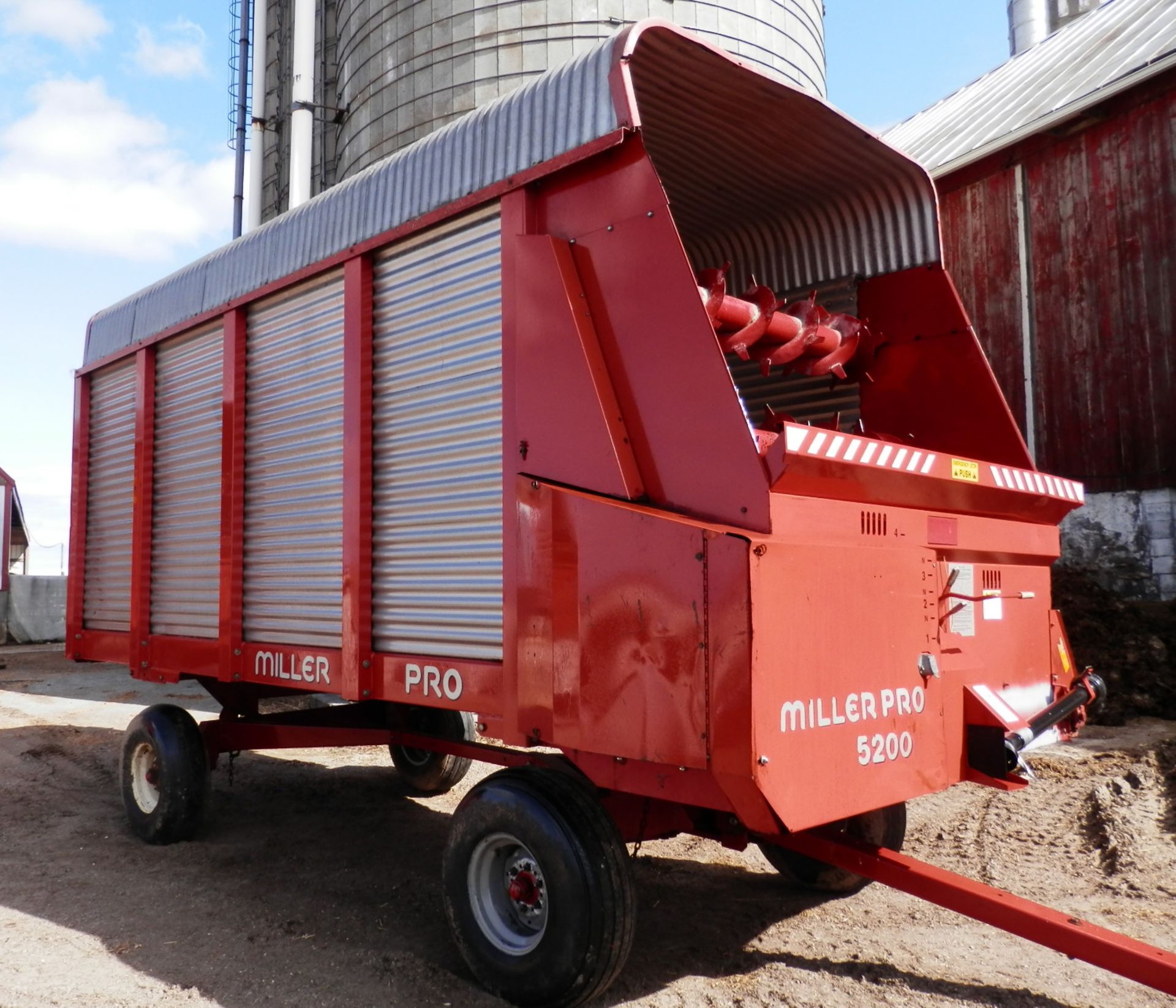 MILLER PRO 5200 16' LH FORAGE WAGON - Image 3 of 7