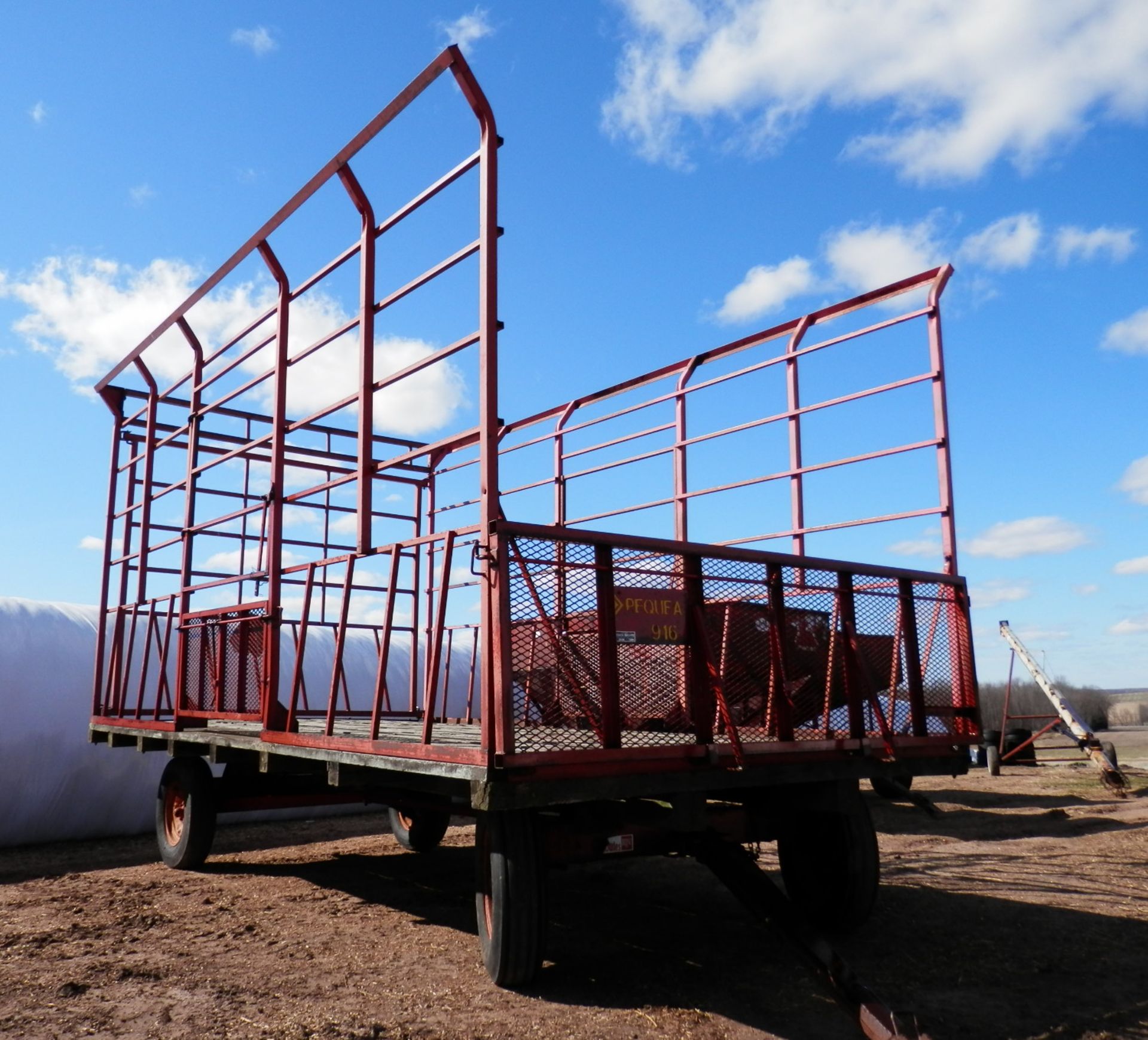 PEQUEA 916 KICK BALE WAGON