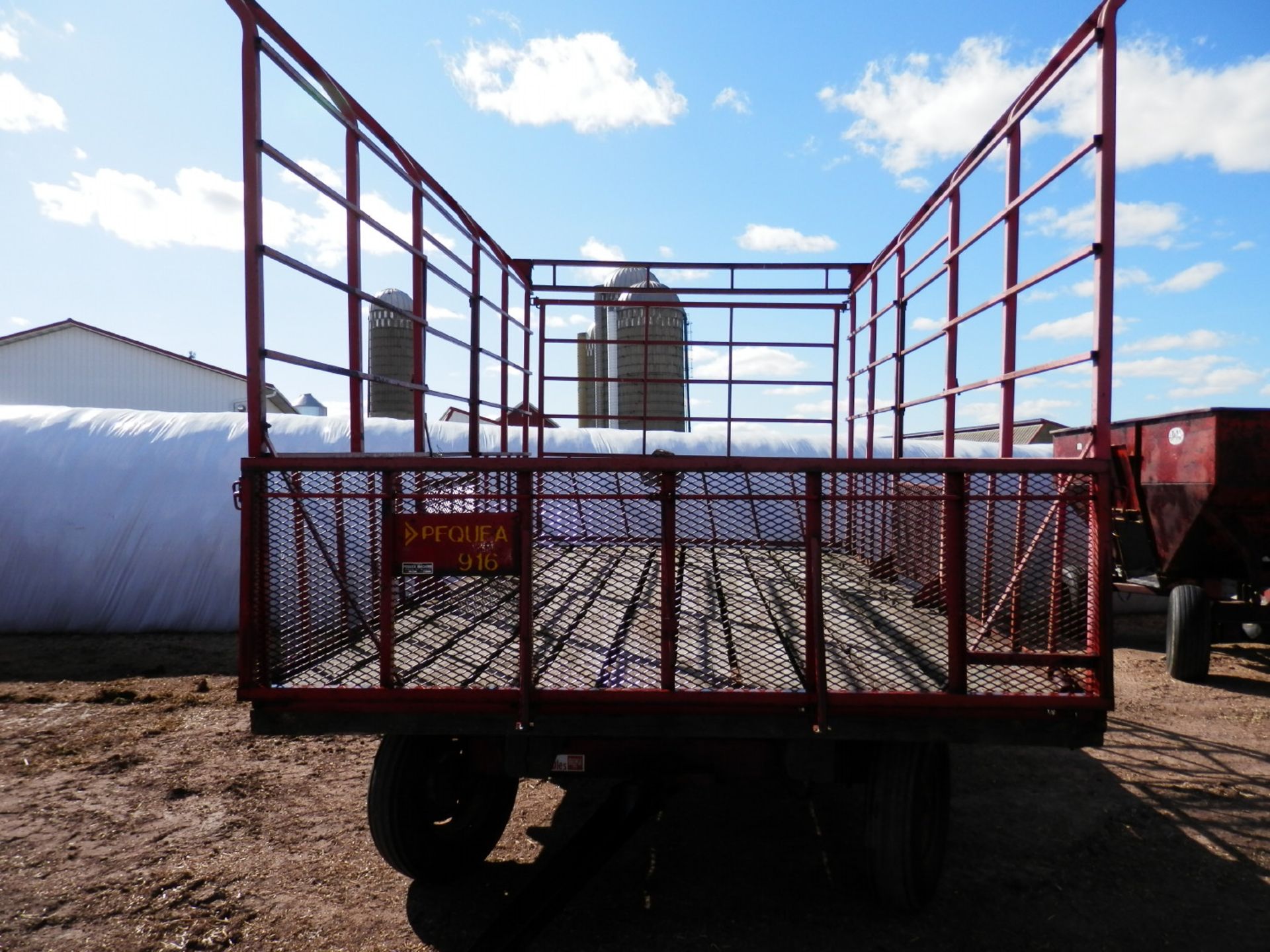 PEQUEA 916 KICK BALE WAGON - Image 2 of 5