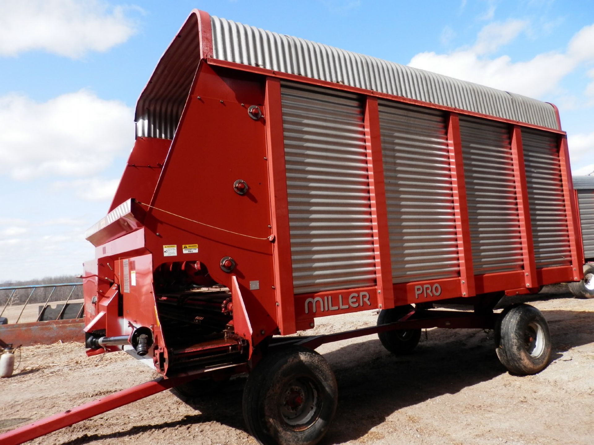 MILLER PRO 5200 16' LH FORAGE WAGON - Image 2 of 7