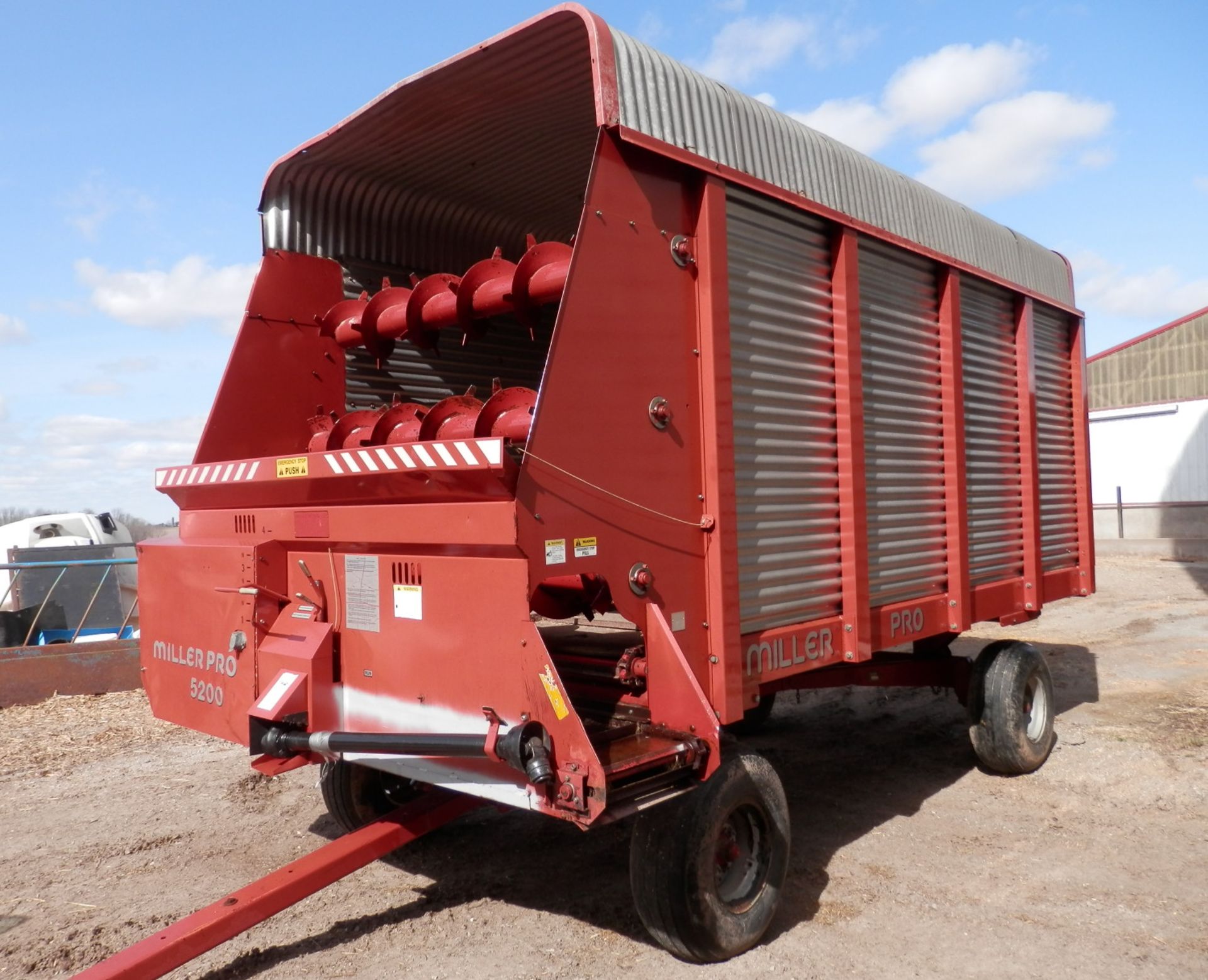 MILLER PRO 5200 16' LH FORAGE WAGON