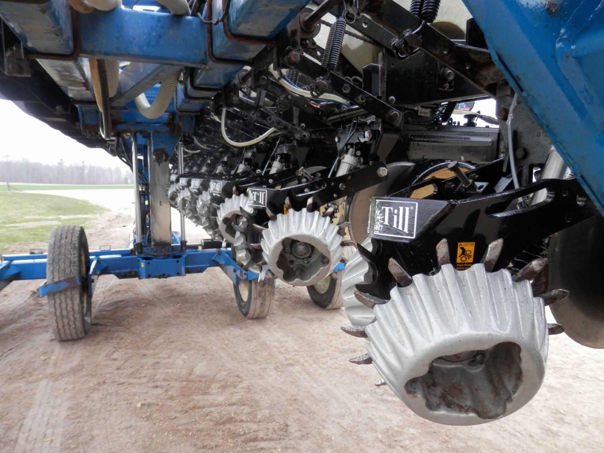 KINZE 2600 12R CLEAN SWEEP PRECISION PLANTER - Image 6 of 13