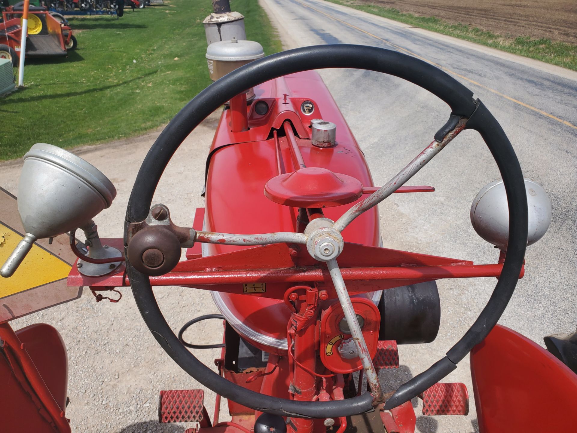 FARMALL M TRACTOR - Image 6 of 6