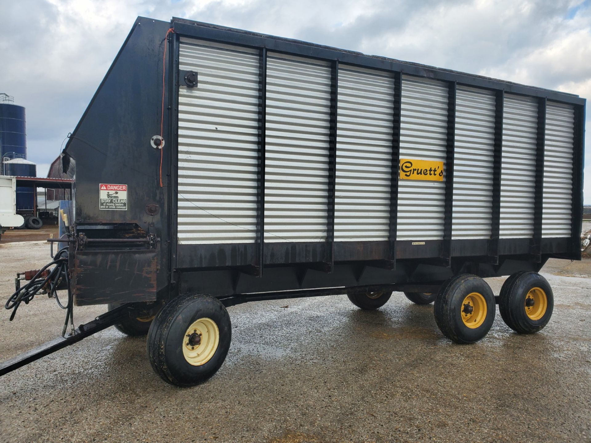 GRUETT 690 18' VARIABLE SPEED (ROOF OFF) LH SU FORAGE WAGON - Image 4 of 5