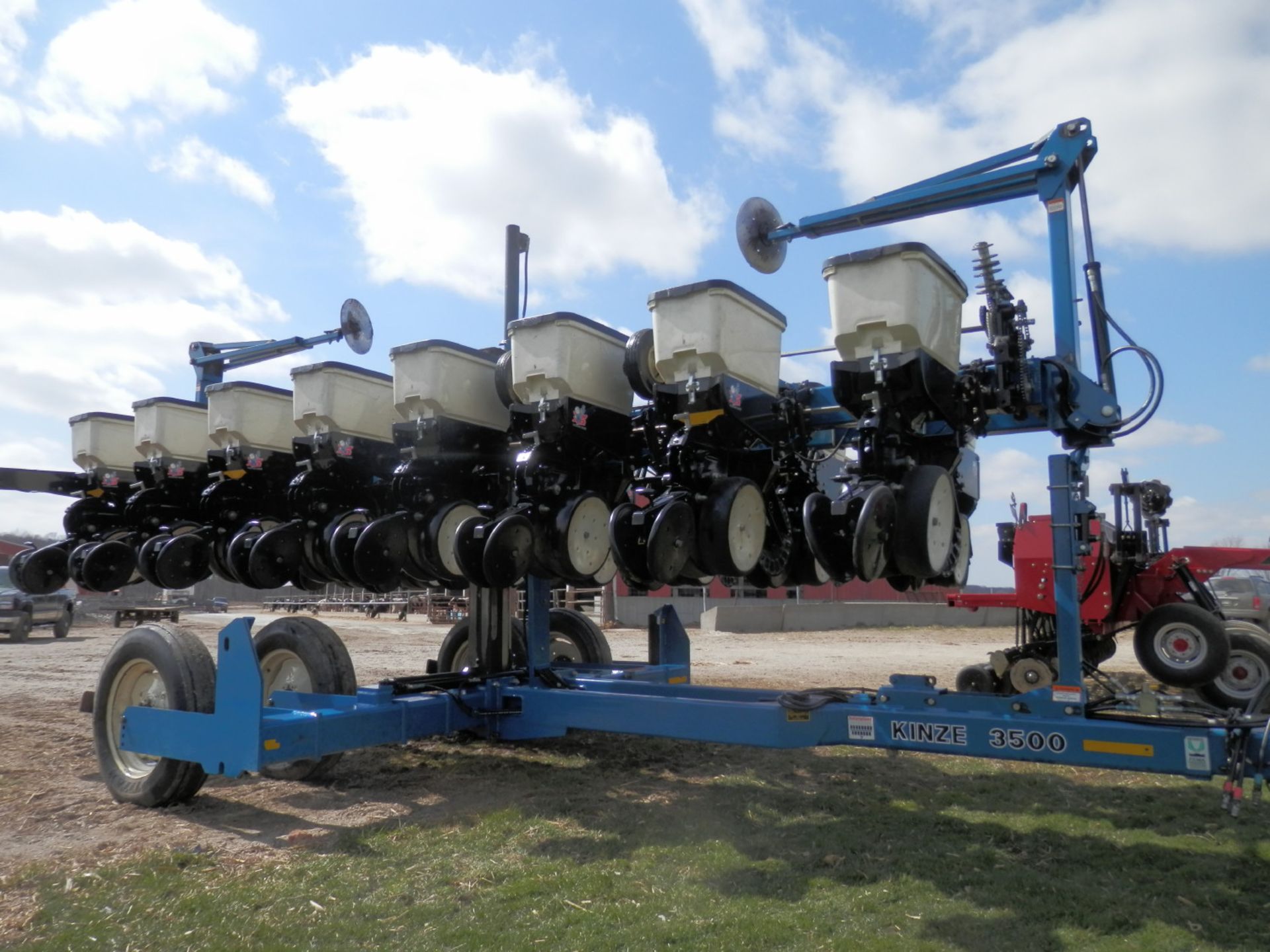 KINZE 3500 TWIN ROW EVOLUTION SERIES INTERPLANT 15R PLANTER - Image 5 of 11