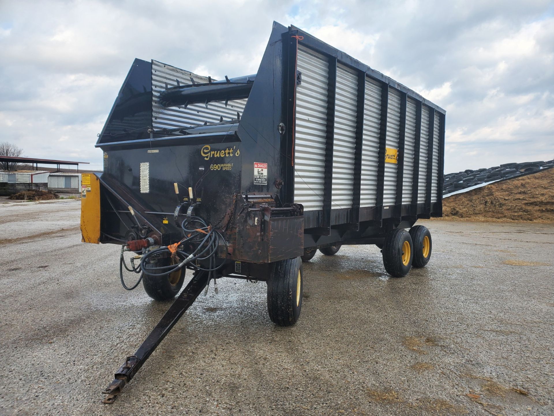 GRUETT 690 18' VARIABLE SPEED (ROOF OFF) LH SU FORAGE WAGON - Image 2 of 5