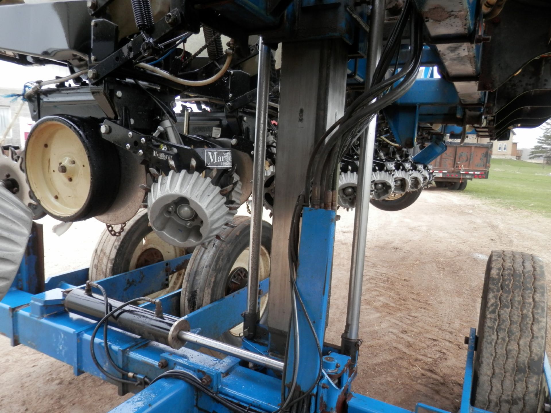KINZE 2600 12R CLEAN SWEEP PRECISION PLANTER - Image 7 of 13