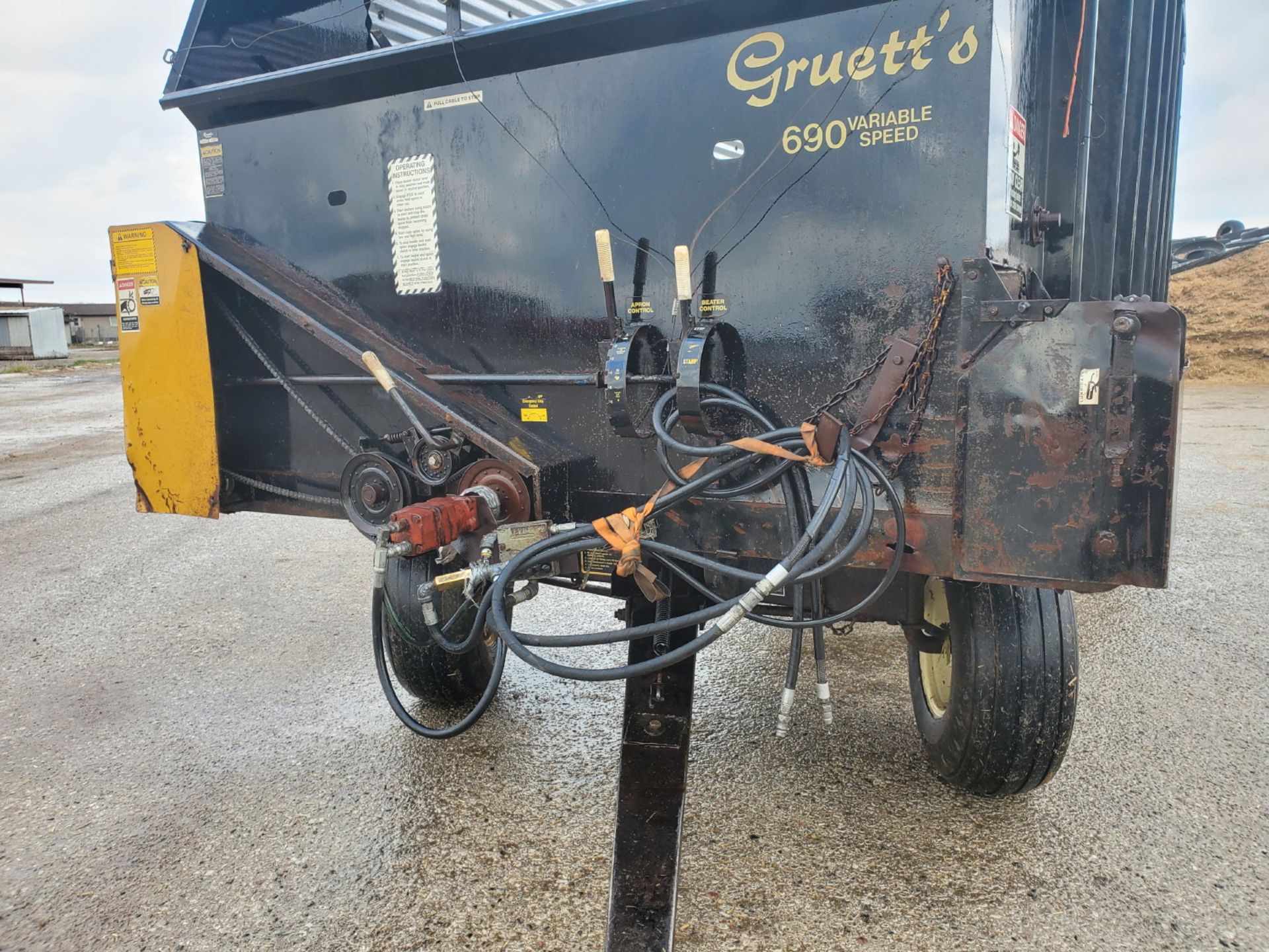 GRUETT 690 18' VARIABLE SPEED (ROOF OFF) LH SU FORAGE WAGON - Image 3 of 5