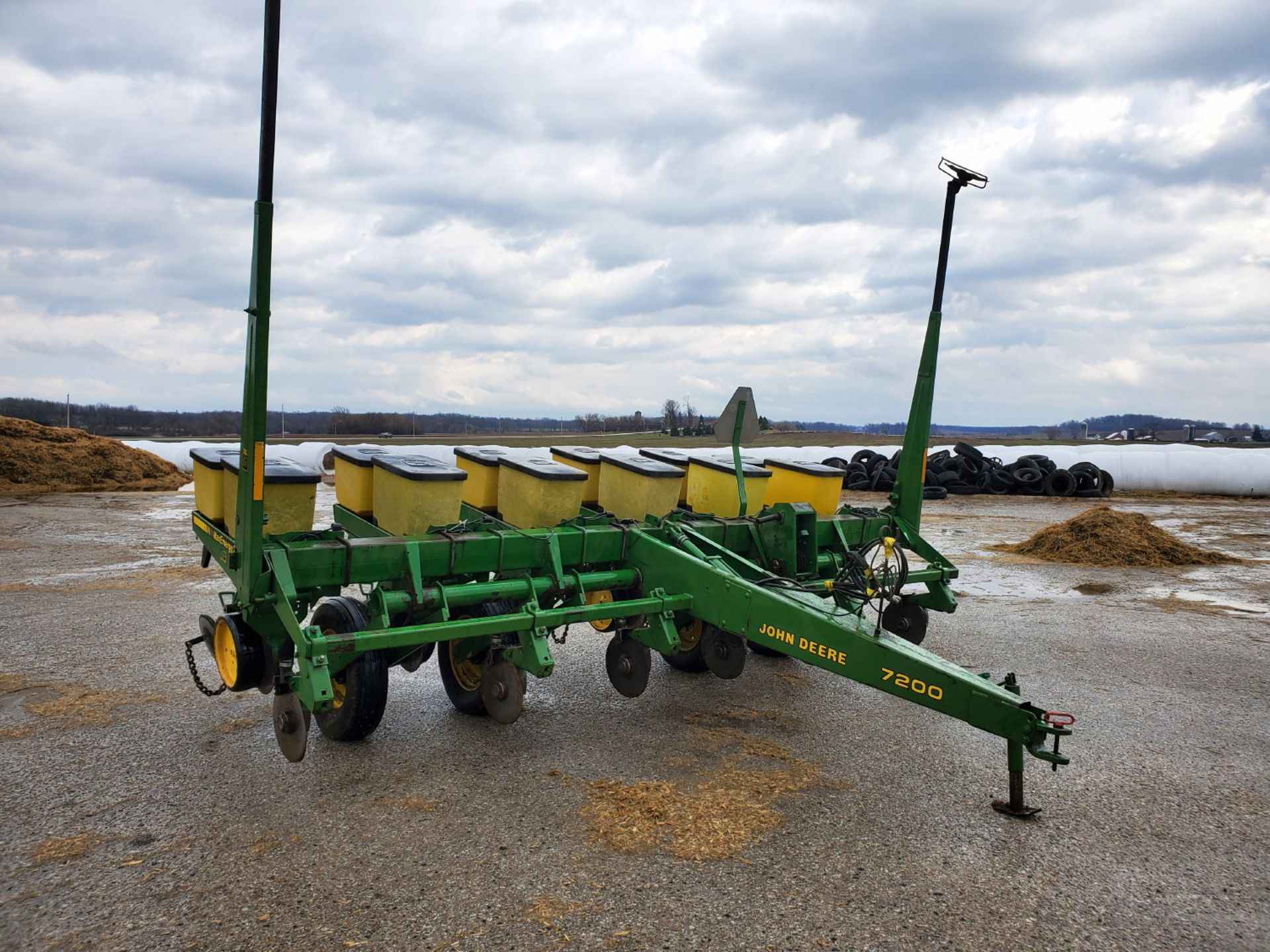 JOHN DEERE 7200 MAXEMERGE 6RN PLANTER - Image 2 of 6