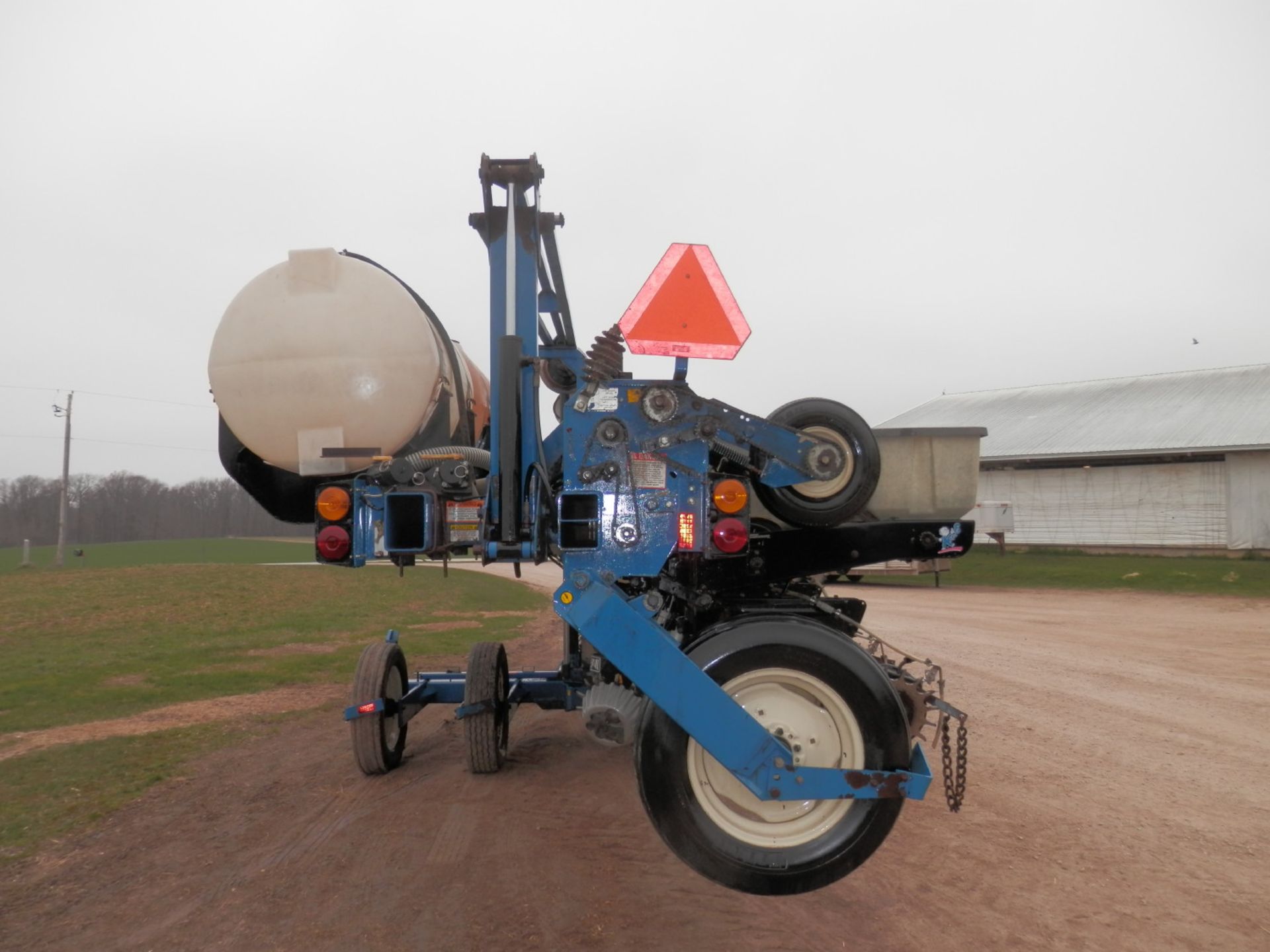 KINZE 2600 12R CLEAN SWEEP PRECISION PLANTER - Image 3 of 13