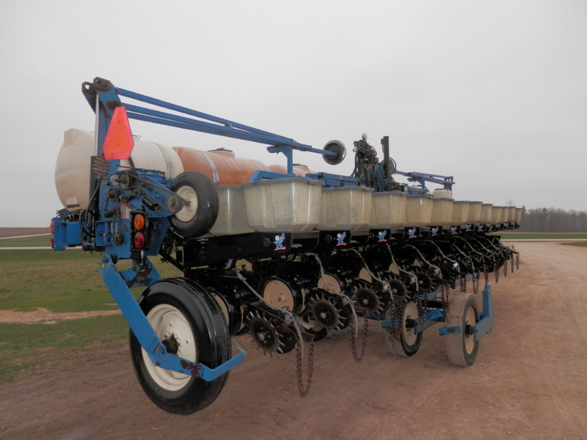 KINZE 2600 12R CLEAN SWEEP PRECISION PLANTER - Image 4 of 13
