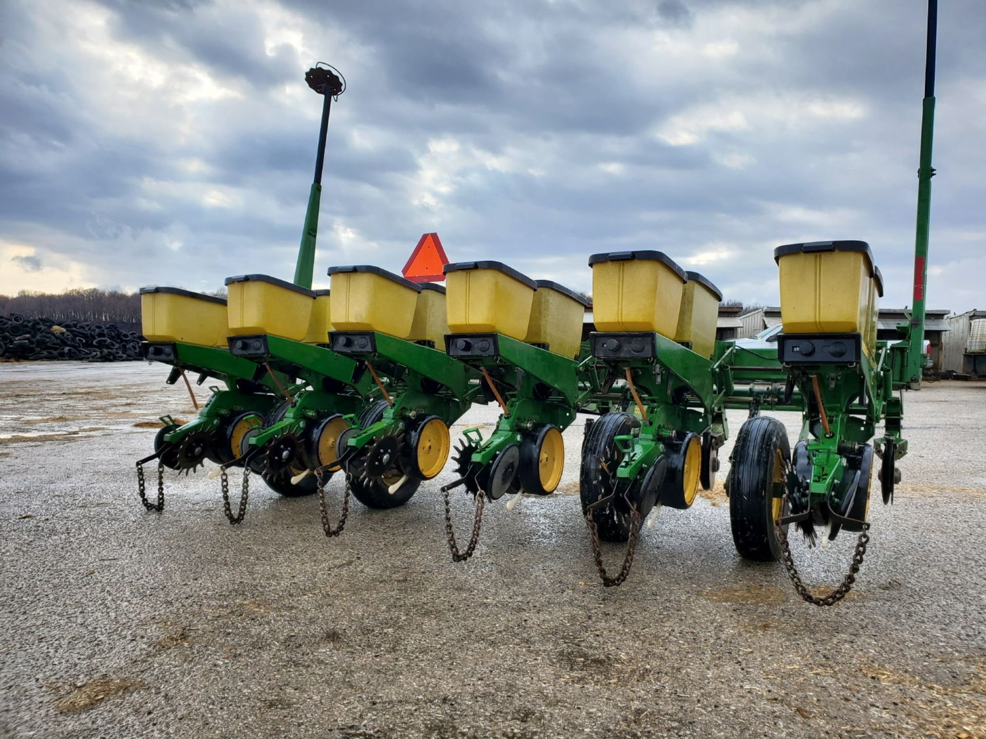 JOHN DEERE 7200 MAXEMERGE 6RN PLANTER - Image 3 of 6