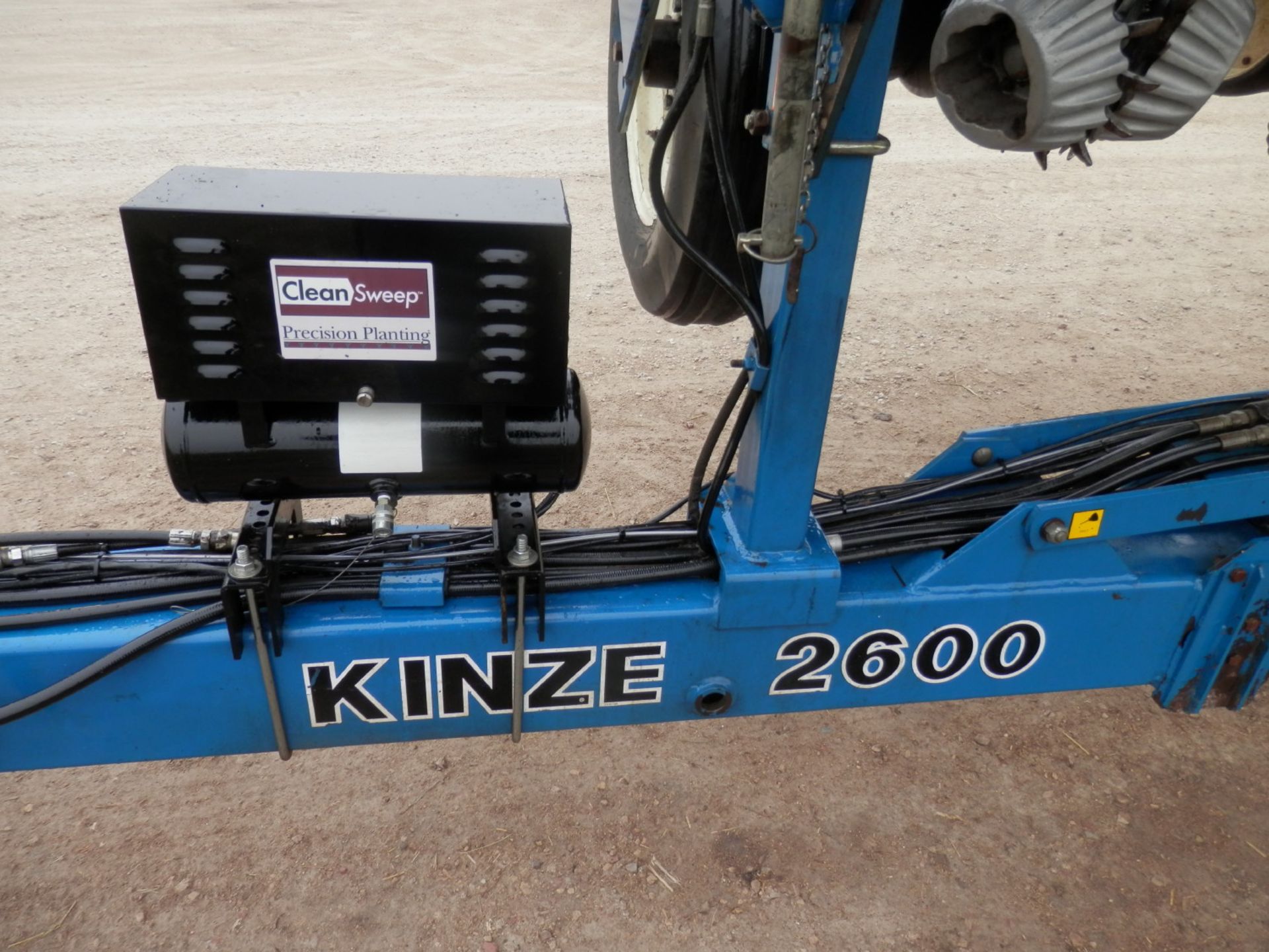 KINZE 2600 12R CLEAN SWEEP PRECISION PLANTER - Image 5 of 13