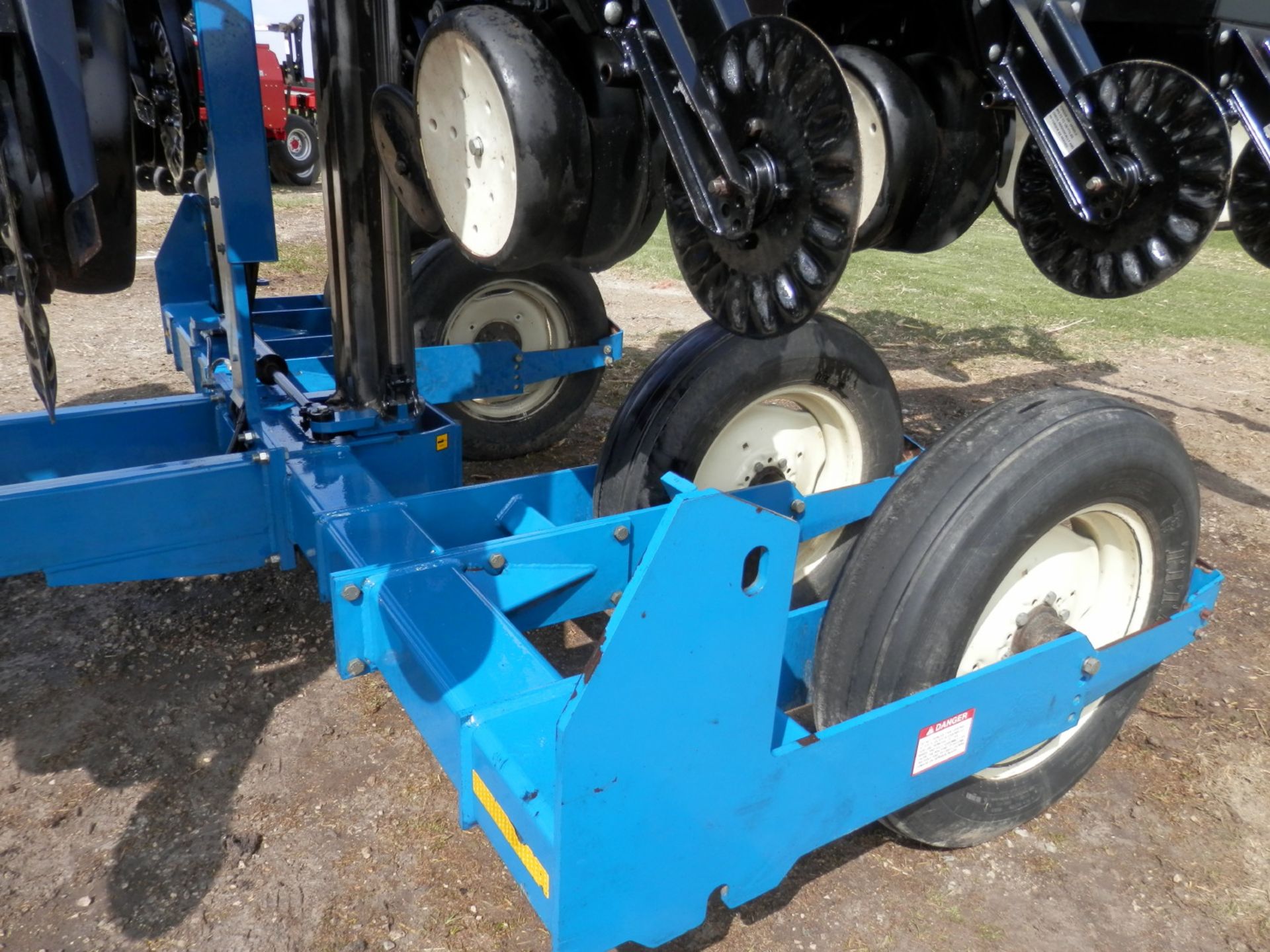 KINZE 3500 TWIN ROW EVOLUTION SERIES INTERPLANT 15R PLANTER - Image 8 of 11